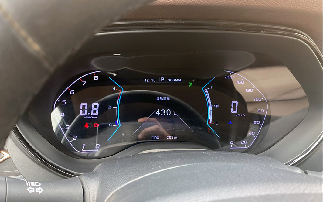 フロントとリアのデフロックが独立して行なえる。メーターやセンターディスプレイは視認性もよく、悪路走行でも先端を見えるようにしてくれるなどかなり役立つ