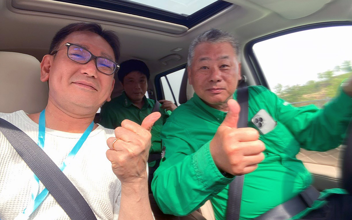 かつてサファリラリーを制したテインの藤本吉郎専務の走りは豪快なだけでなくメリハリあるドライブだ。かつてテインを2人で創業し、悪路でもきちんとした性能を妥協なき開発を行なってきたことが、いまの会社の成長につながっている