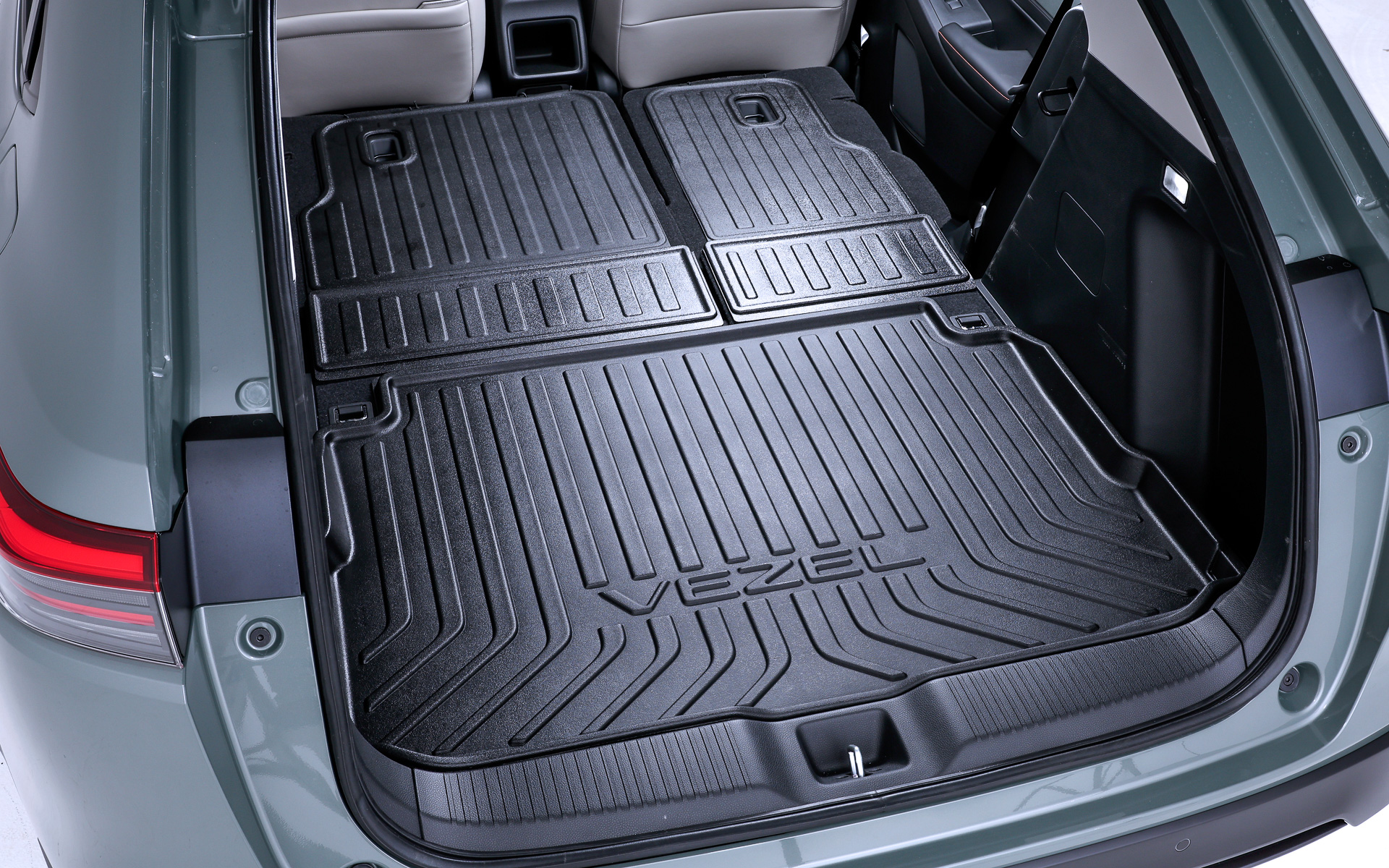 ラゲッジトレー（価格1万4300円）、シートバックトレー（価格1万9800円）