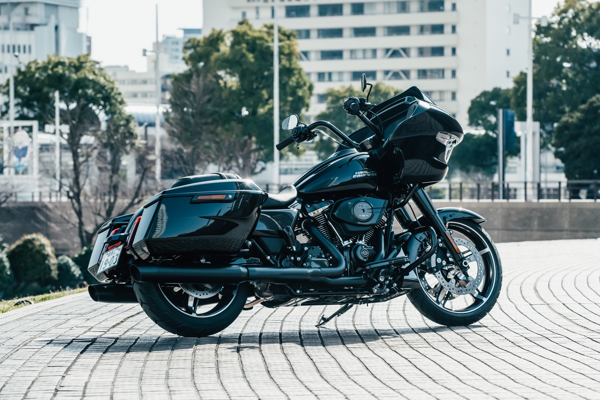 ロードグライド（ROAD GLIDE）。レーク・トレール：26°173mm、フューエルタンク容量：22.7L、フロントタイヤ：130/60B19 61H、リアタイヤ：180/55B18 80H