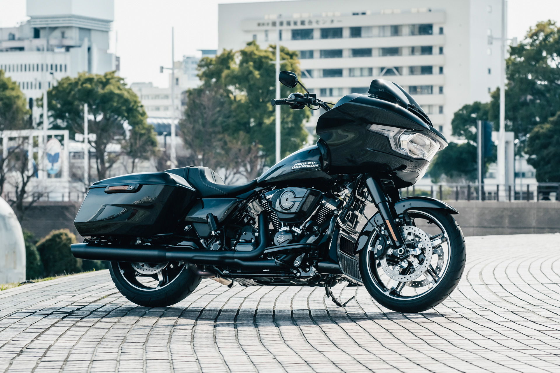 ロードグライド（ROAD GLIDE）。レーク・トレール：26°173mm、フューエルタンク容量：22.7L、フロントタイヤ：130/60B19 61H、リアタイヤ：180/55B18 80H