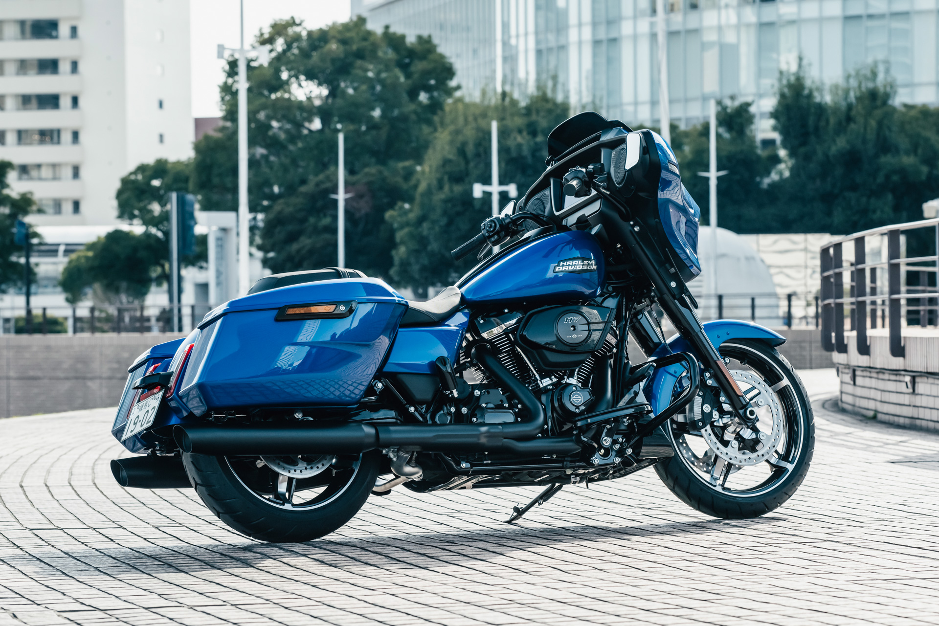 ストリートグライド（STREET GLIDE）。レーク・トレール：26°170mm、フューエルタンク容量：22.7L、フロントタイヤ：130/60B19 61H、リアタイヤ：180/55B18 80H