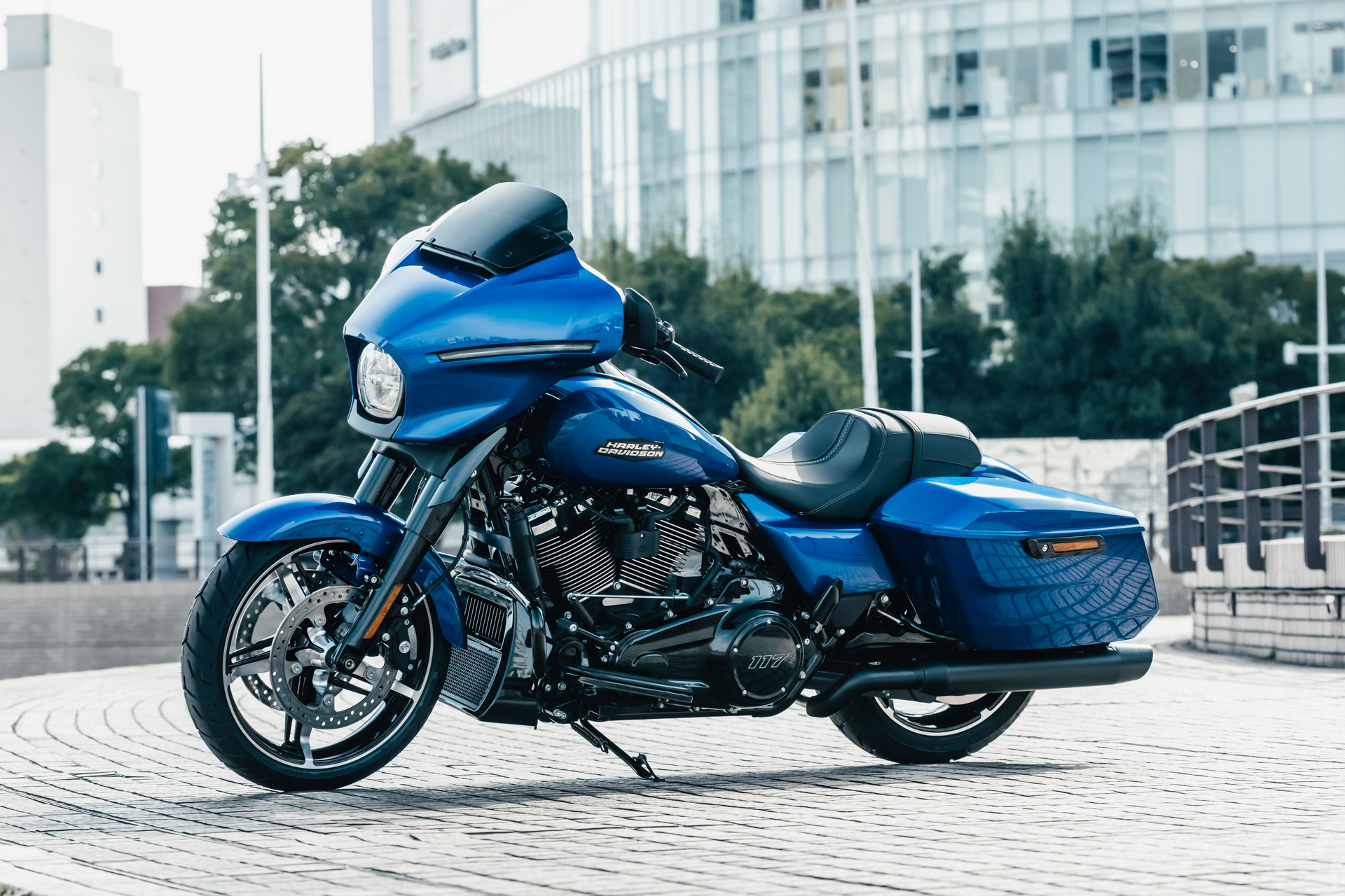 ストリートグライド（STREET GLIDE）。レーク・トレール：26°170mm、フューエルタンク容量：22.7L、フロントタイヤ：130/60B19 61H、リアタイヤ：180/55B18 80H
