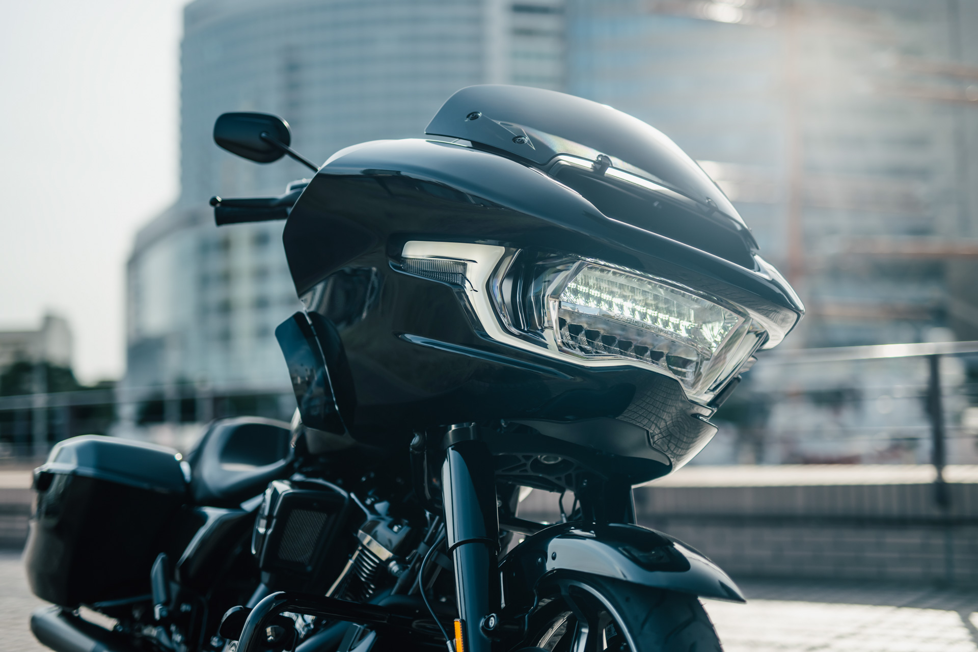 モデルの特長となるフェアリングは、LEDの採用などデザインを一新するとともに、エアロダイナミクスもアップデート、高速走行時のヘルメットのバフェッティングを平均60％低減させたという