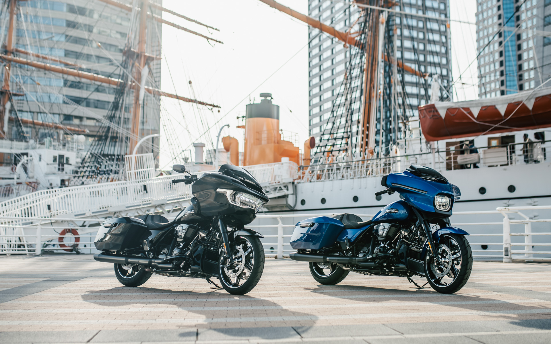 「ロードグライド」（左）、「ストリートグライド」（右）ともに排気量1923ccのVツインエンジン「Milwaukee-Eight 117」を搭載