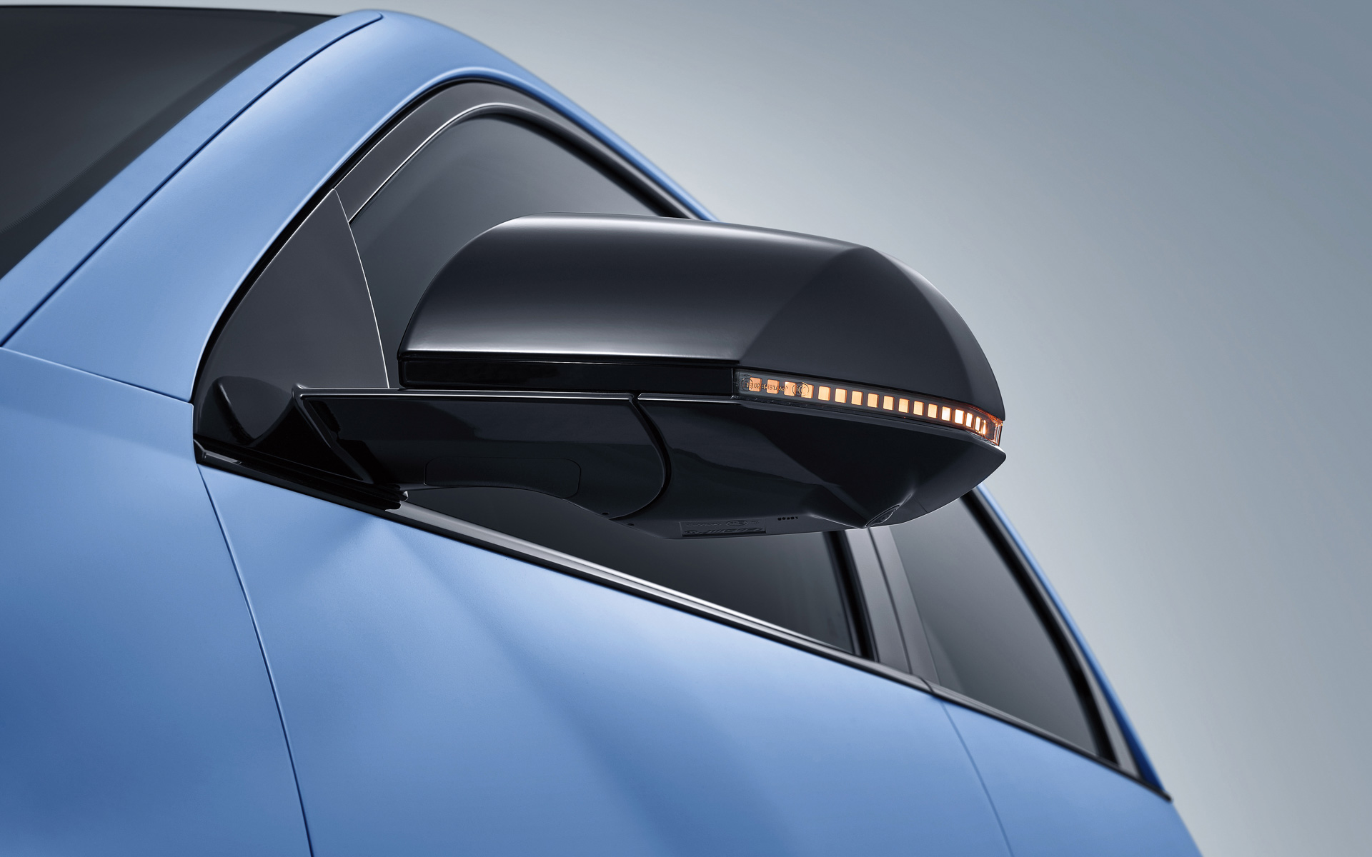 ヘッドライトやテールランプ、サイドミラーのウィンカーなど、いろいろな場所にヒョンデの特徴でもあるデザイン「ピクセルグラフィック」が採用されている