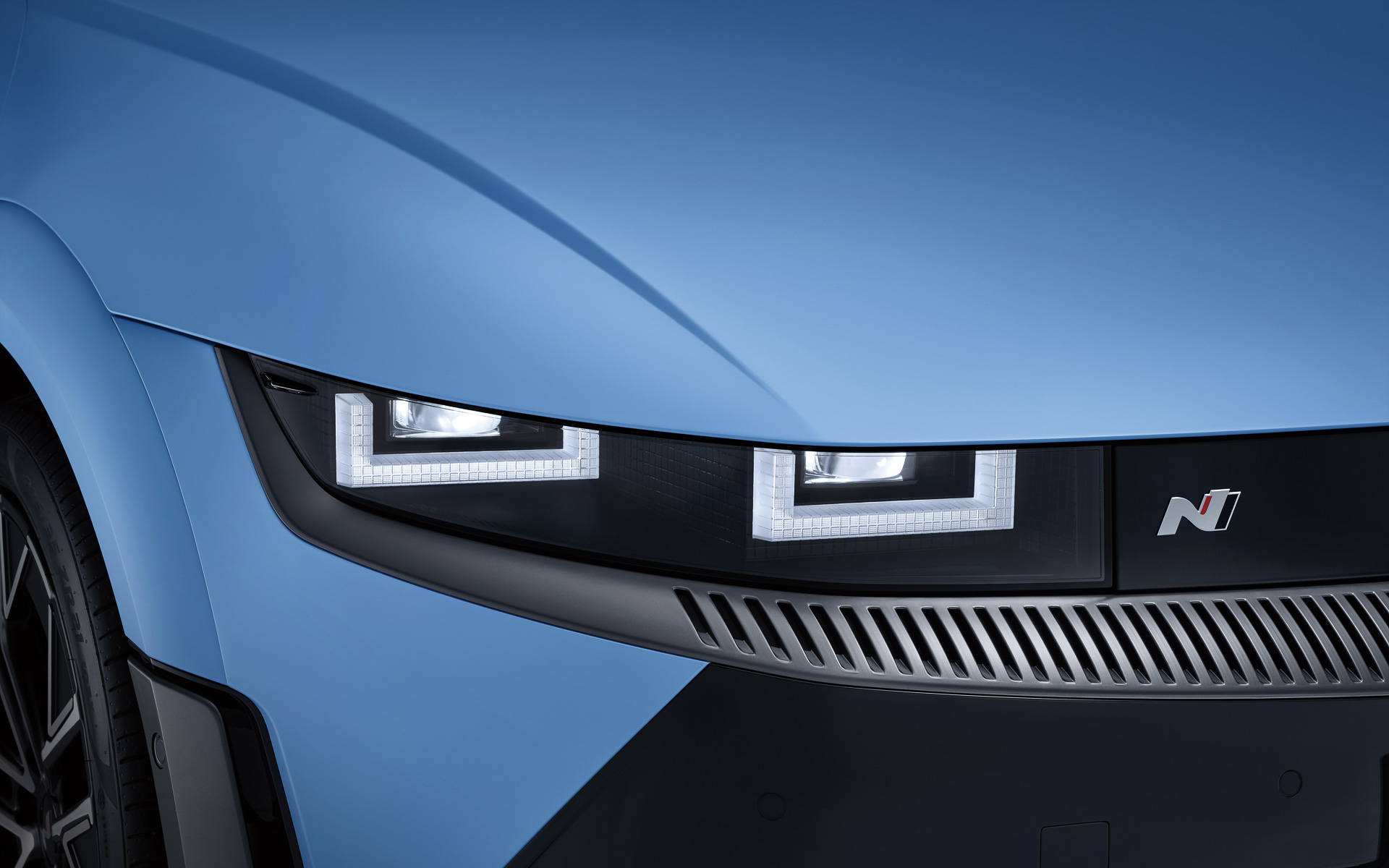 ヘッドライトやテールランプ、サイドミラーのウィンカーなど、いろいろな場所にヒョンデの特徴でもあるデザイン「ピクセルグラフィック」が採用されている