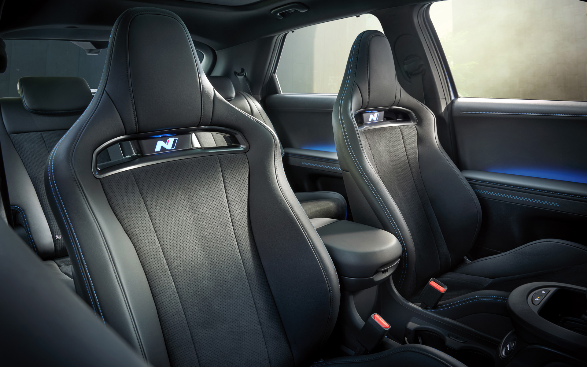 シートはセミバケットタイプ