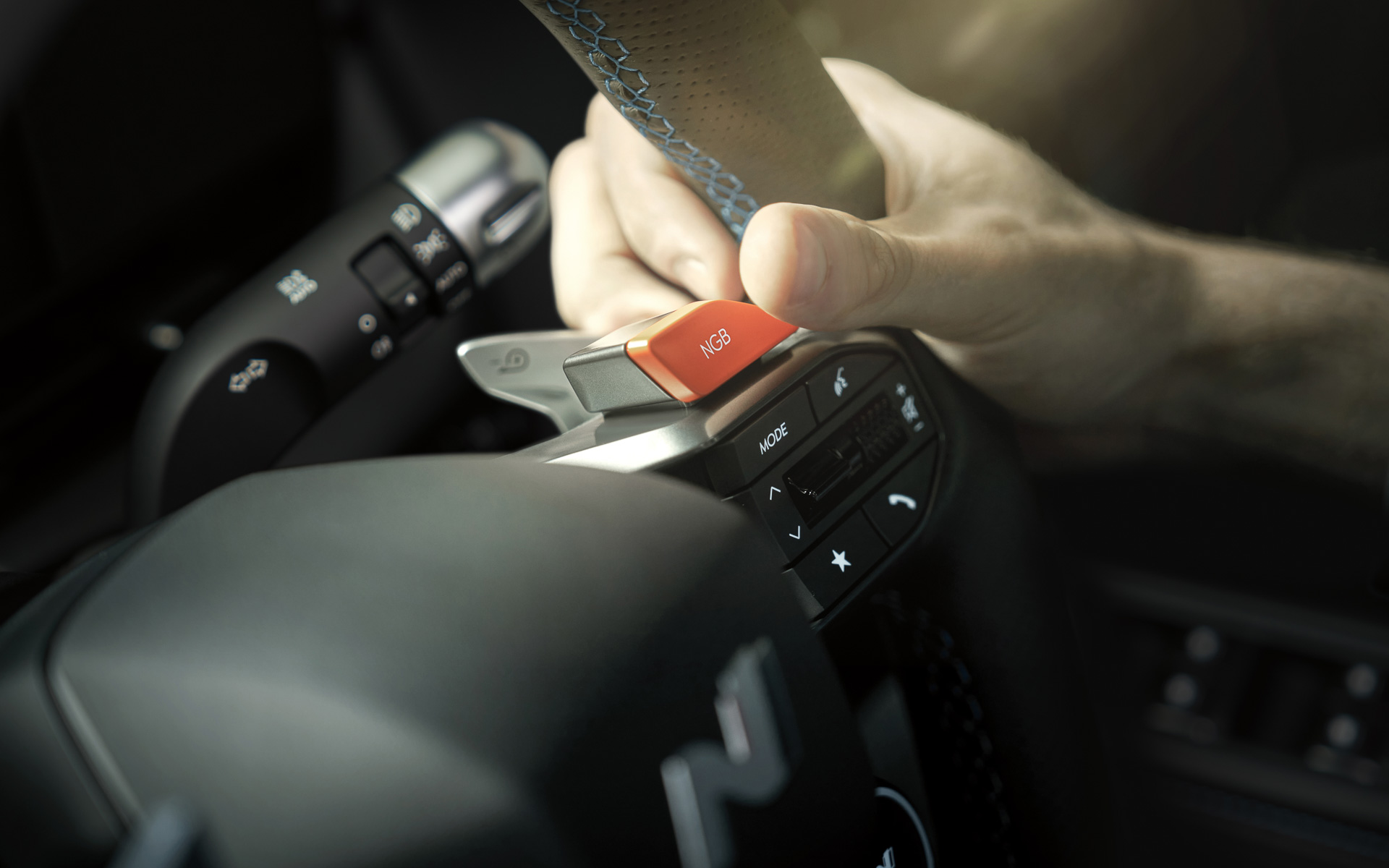 右側には10秒間だけ高い加速性能を実現する「N Grin Boost（NGB）」のボタン