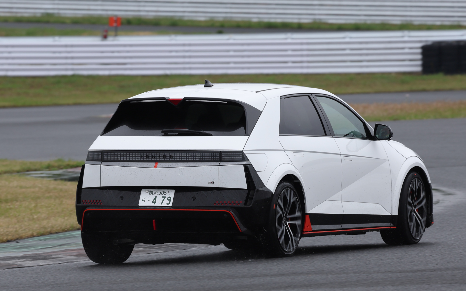 ショックアブソーバーの減衰力を落としたNORMALモードにするとさらに足がよく動き快適で、サーキットだけでなく余裕たっぷりの広い室内で日常使いにも便利に使える