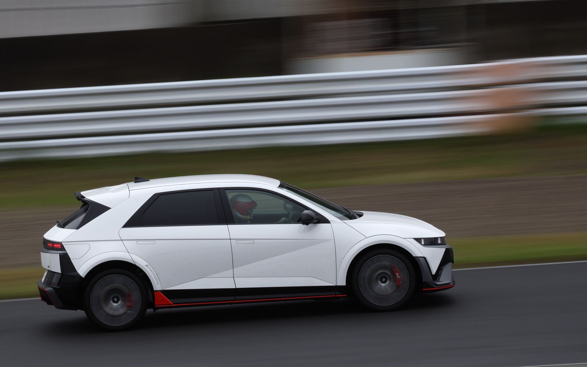 ウェット路面でも軽快に走るアイオニック 5 N