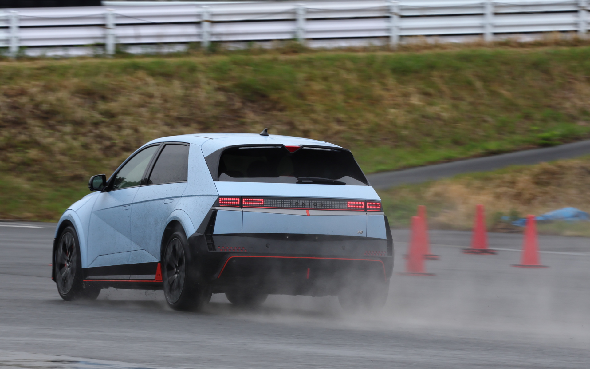 「Nローンチコントロール」を使えば矢のような加速を味わえる