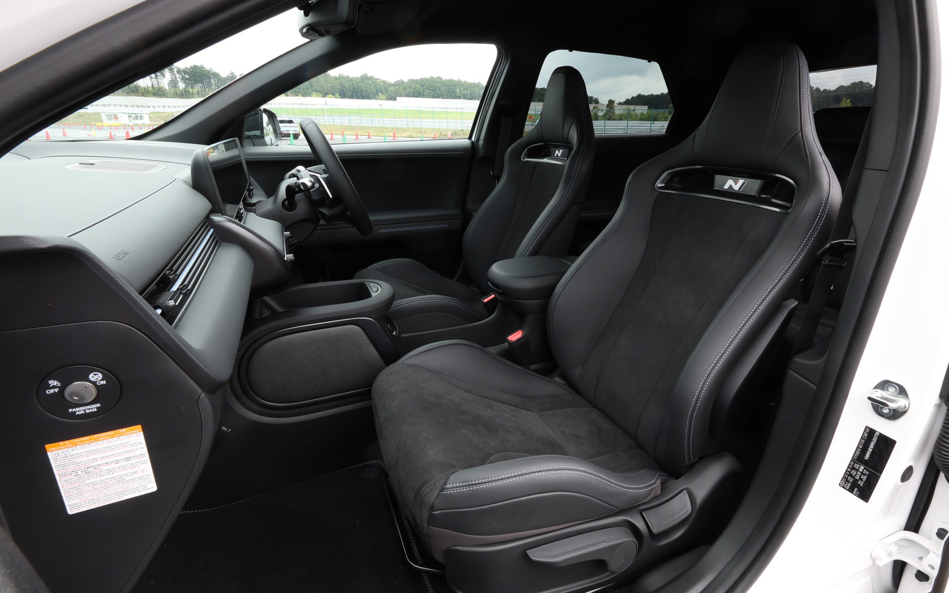 前席はセミバケットシート