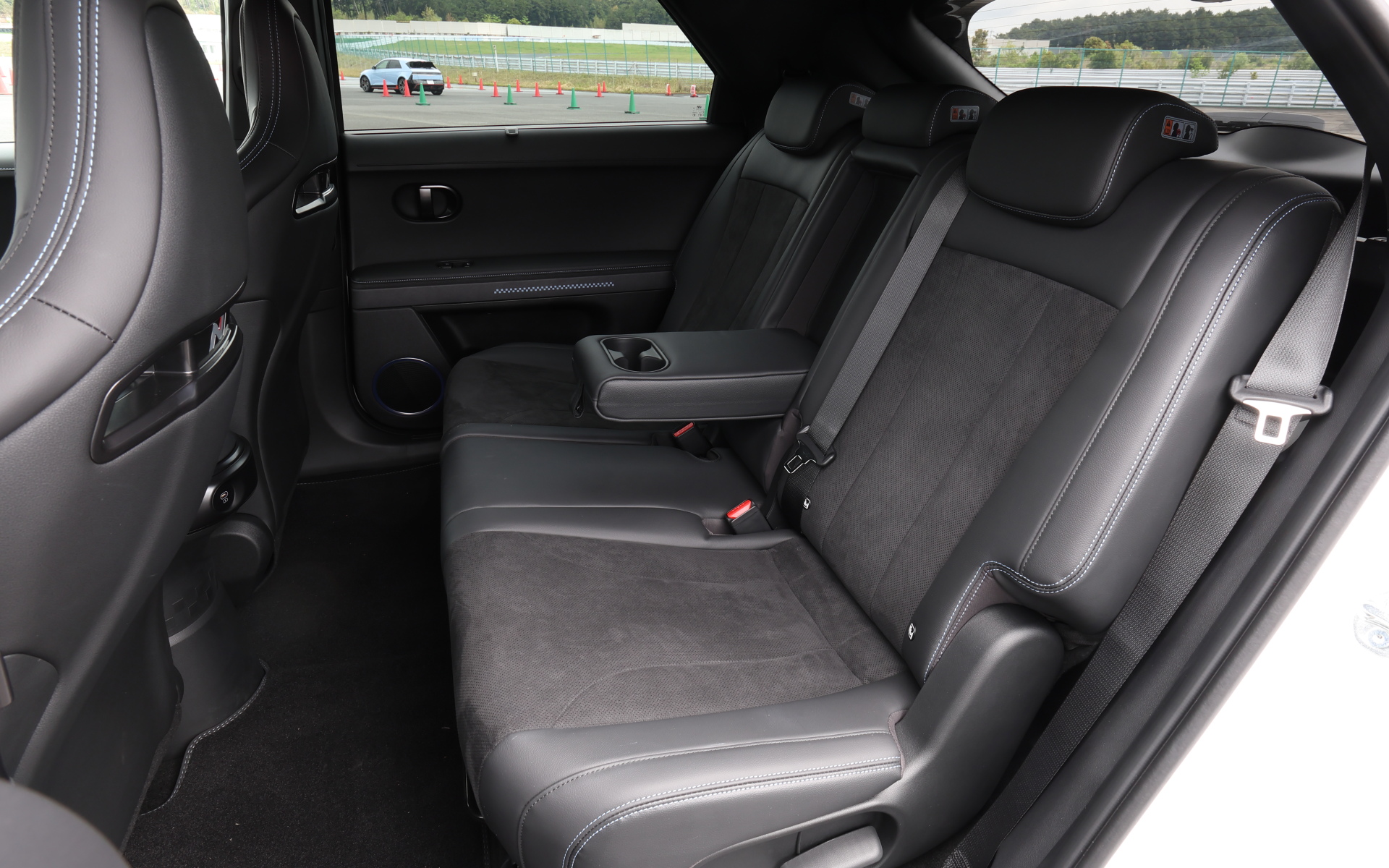 後席も普段使いできる十分なスペースを確保している