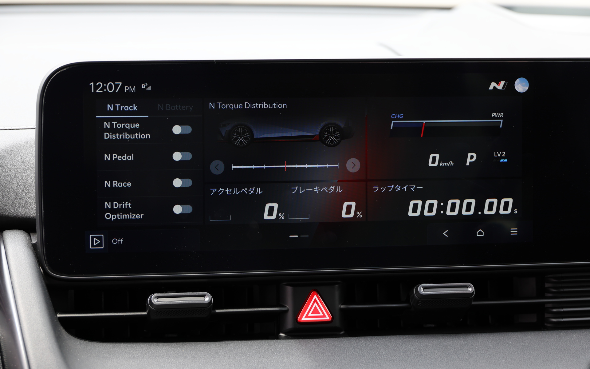 前後トルク配分やワンペダルの効き具合など、さまざまな設定ができるほか、アクセルとブレーキの踏み込み量も数値で表示される