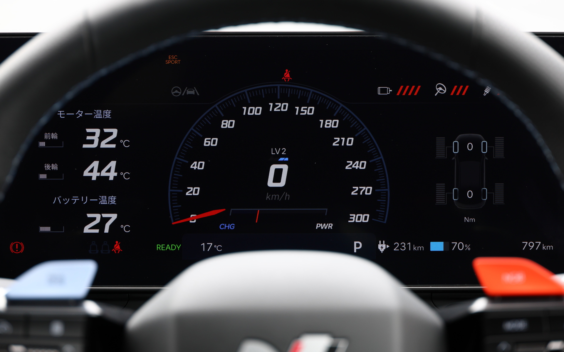 SPORTモードではタイヤやバッテリの温度など走行状況に関する情報が表示される