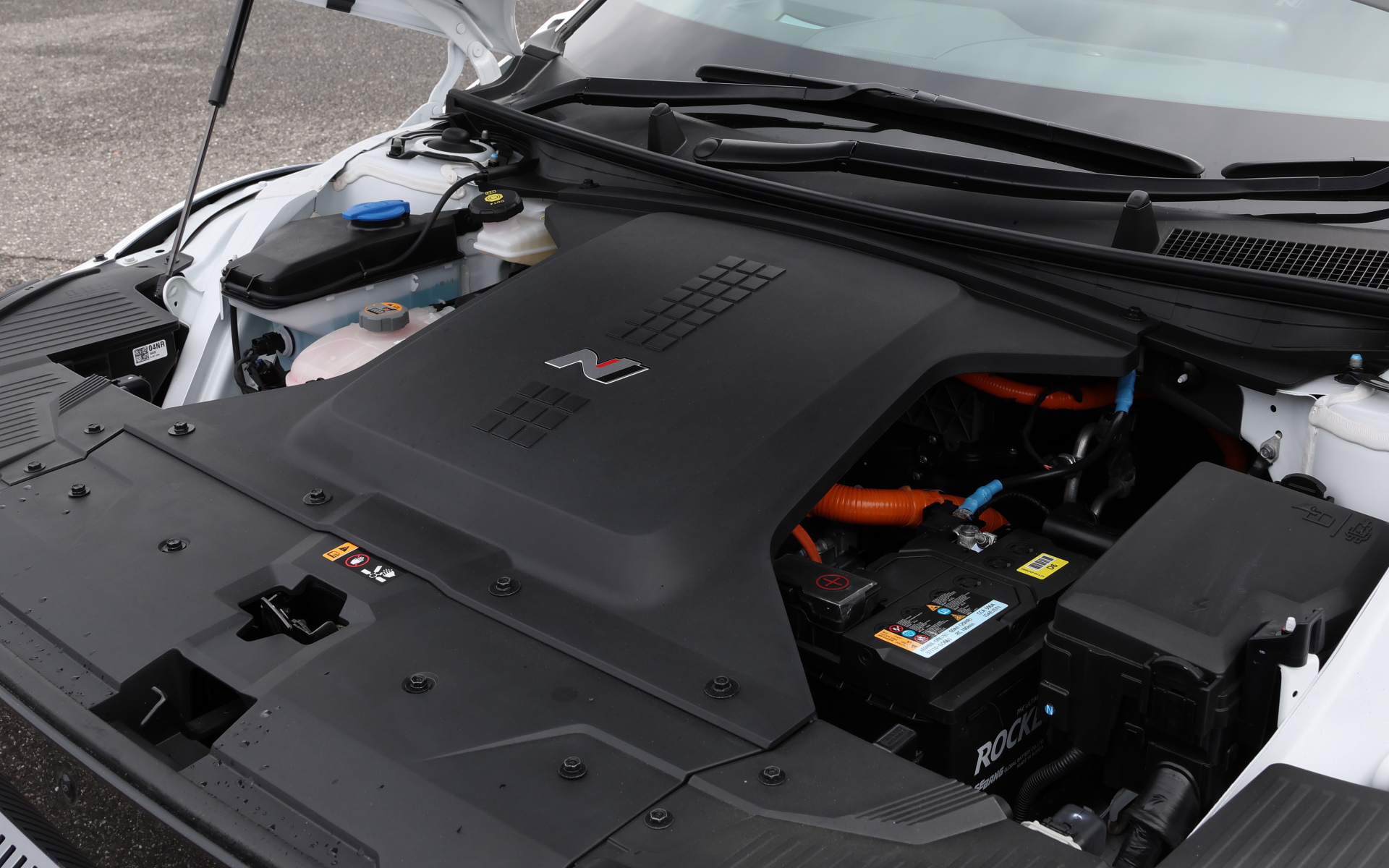 ボンネットを開けると「N」のロゴの入ったカバーが見える