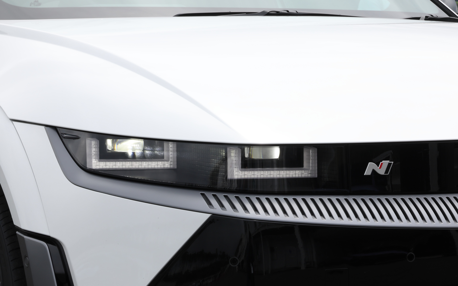 ヒョンデのデザインのトレンドとも言える「ピクセルグラフィック」が随所に採用されている