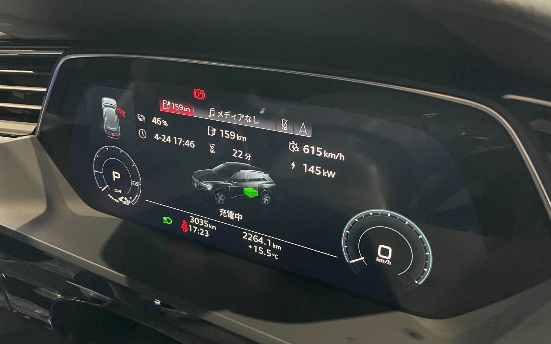 150kWでの充電の場合、航続距離100km分の充電は、Q8 e-tronなら約8.5分間（正味電気容量：106.0kWhと一充電走行距離：501km［WLTCモード］をもとにした計算値）、e-tron GTなら約6.5分間（正味電気容量：86.5kWhと一充電走行距離：534km［WLTCモード］をもとにした計算値）で可能