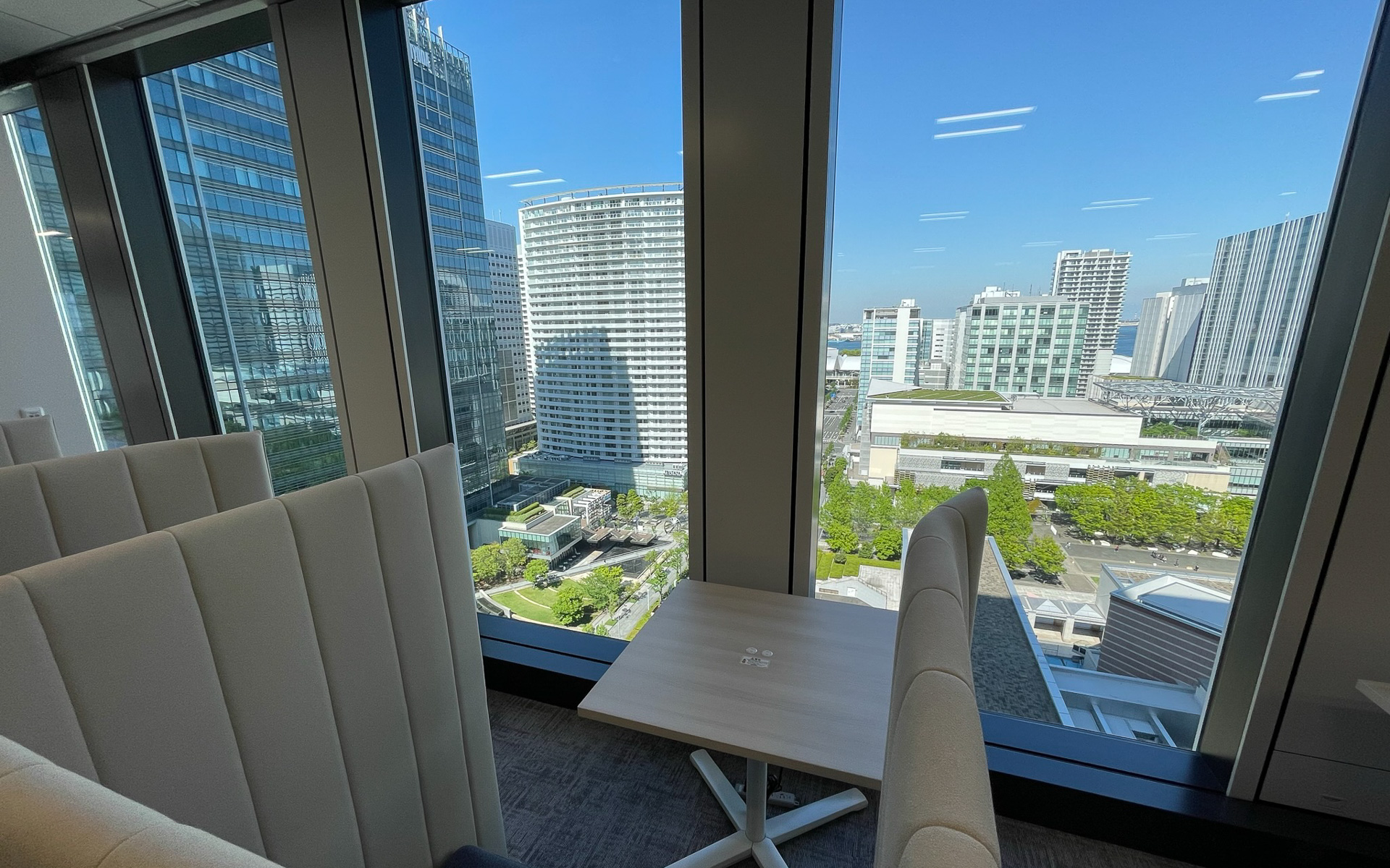 若手社員の意見を積極的に取り入れたという新社屋。フロアの色で仕事するエリア、休憩エリアを分けるとともに、見晴らしのよい作業スペース、作業を集中的に行なうスペース、テレカンブースなどを用意