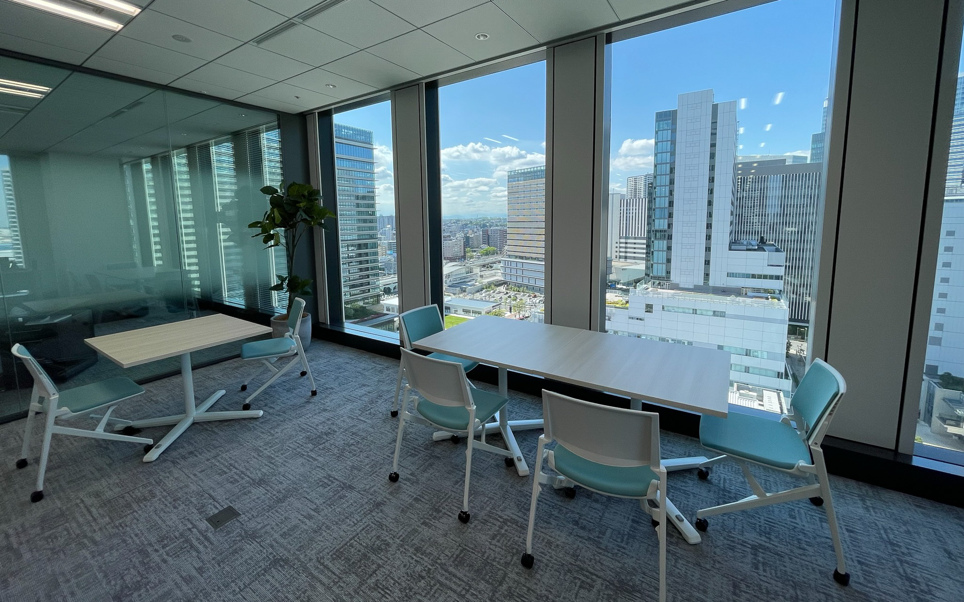 若手社員の意見を積極的に取り入れたという新社屋。フロアの色で仕事するエリア、休憩エリアを分けるとともに、見晴らしのよい作業スペース、作業を集中的に行なうスペース、テレカンブースなどを用意