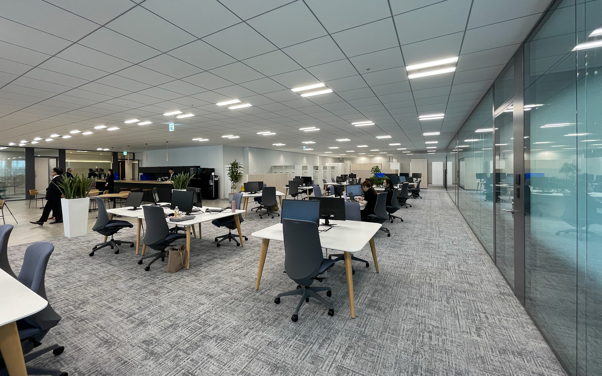 若手社員の意見を積極的に取り入れたという新社屋。フロアの色で仕事するエリア、休憩エリアを分けるとともに、見晴らしのよい作業スペース、作業を集中的に行なうスペース、テレカンブースなどを用意