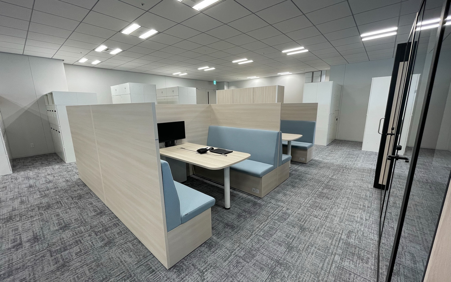 若手社員の意見を積極的に取り入れたという新社屋。フロアの色で仕事するエリア、休憩エリアを分けるとともに、見晴らしのよい作業スペース、作業を集中的に行なうスペース、テレカンブースなどを用意