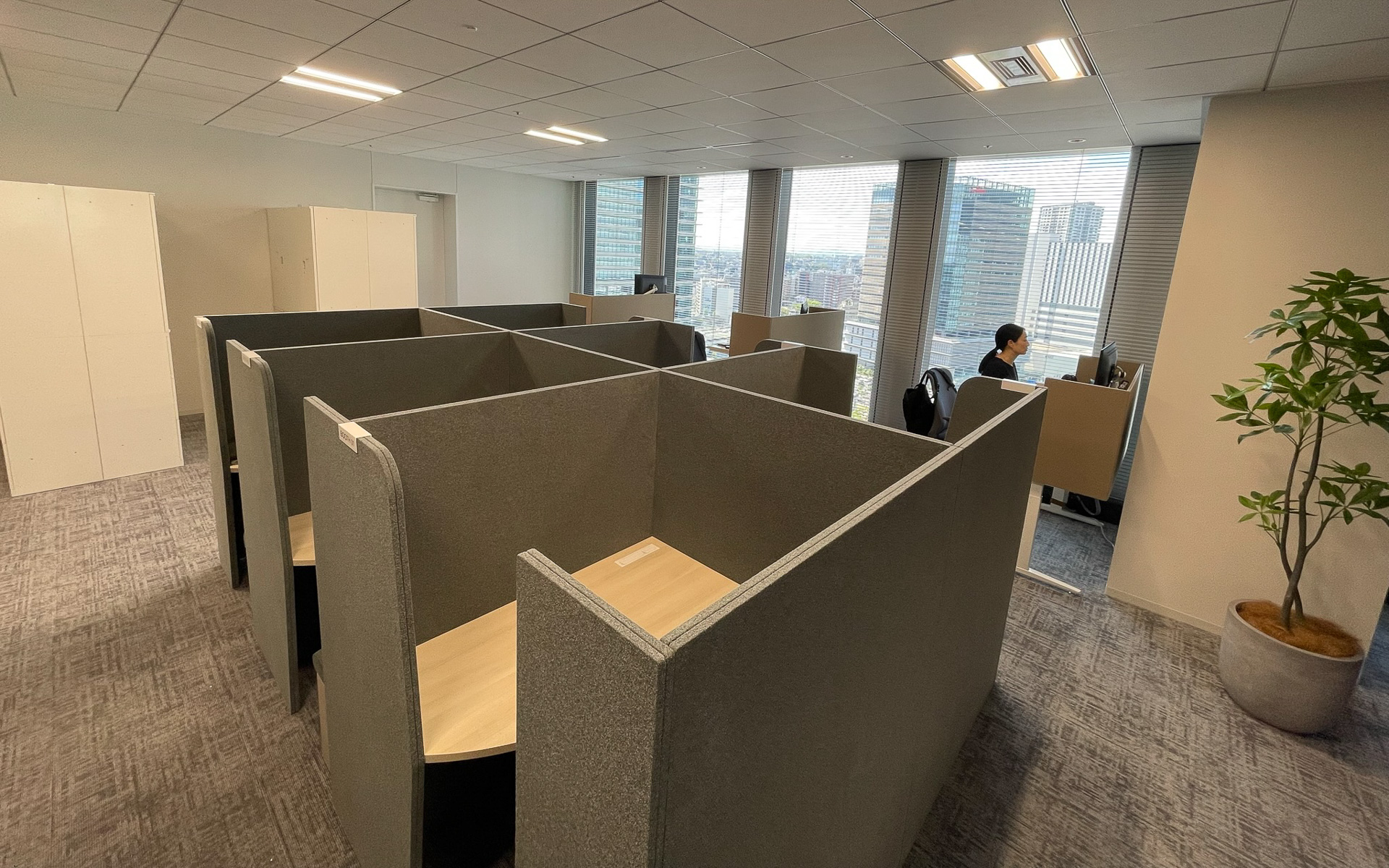 若手社員の意見を積極的に取り入れたという新社屋。フロアの色で仕事するエリア、休憩エリアを分けるとともに、見晴らしのよい作業スペース、作業を集中的に行なうスペース、テレカンブースなどを用意