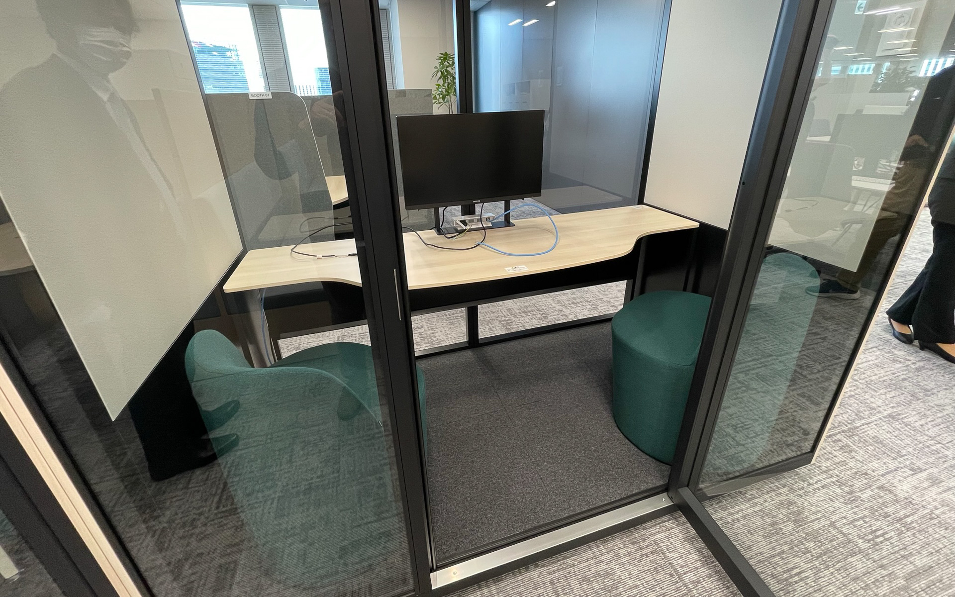 若手社員の意見を積極的に取り入れたという新社屋。フロアの色で仕事するエリア、休憩エリアを分けるとともに、見晴らしのよい作業スペース、作業を集中的に行なうスペース、テレカンブースなどを用意