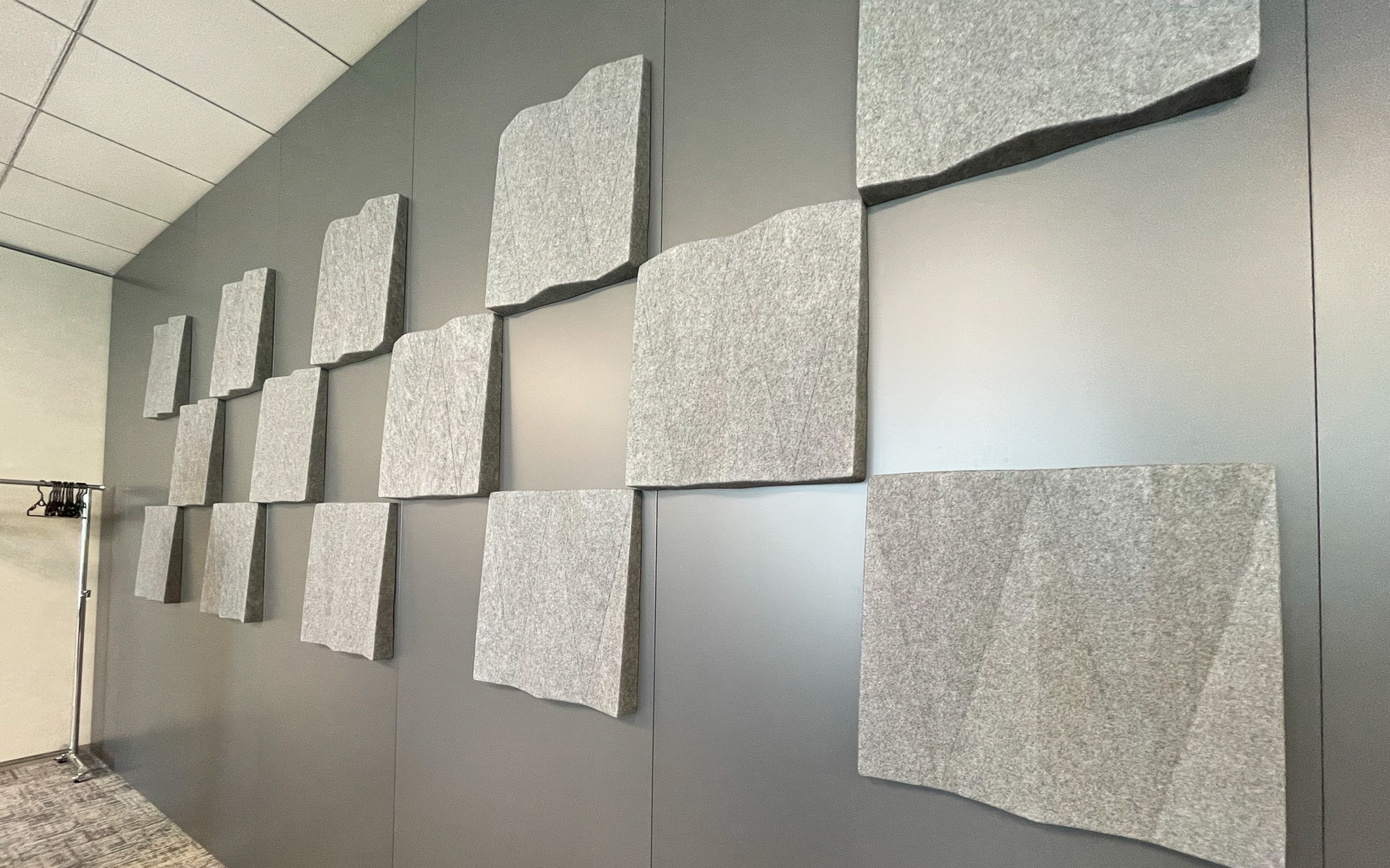 こちらは役員会議などを行なう部屋。壁に貼られるのが吸音材「iwasemi RC-α」