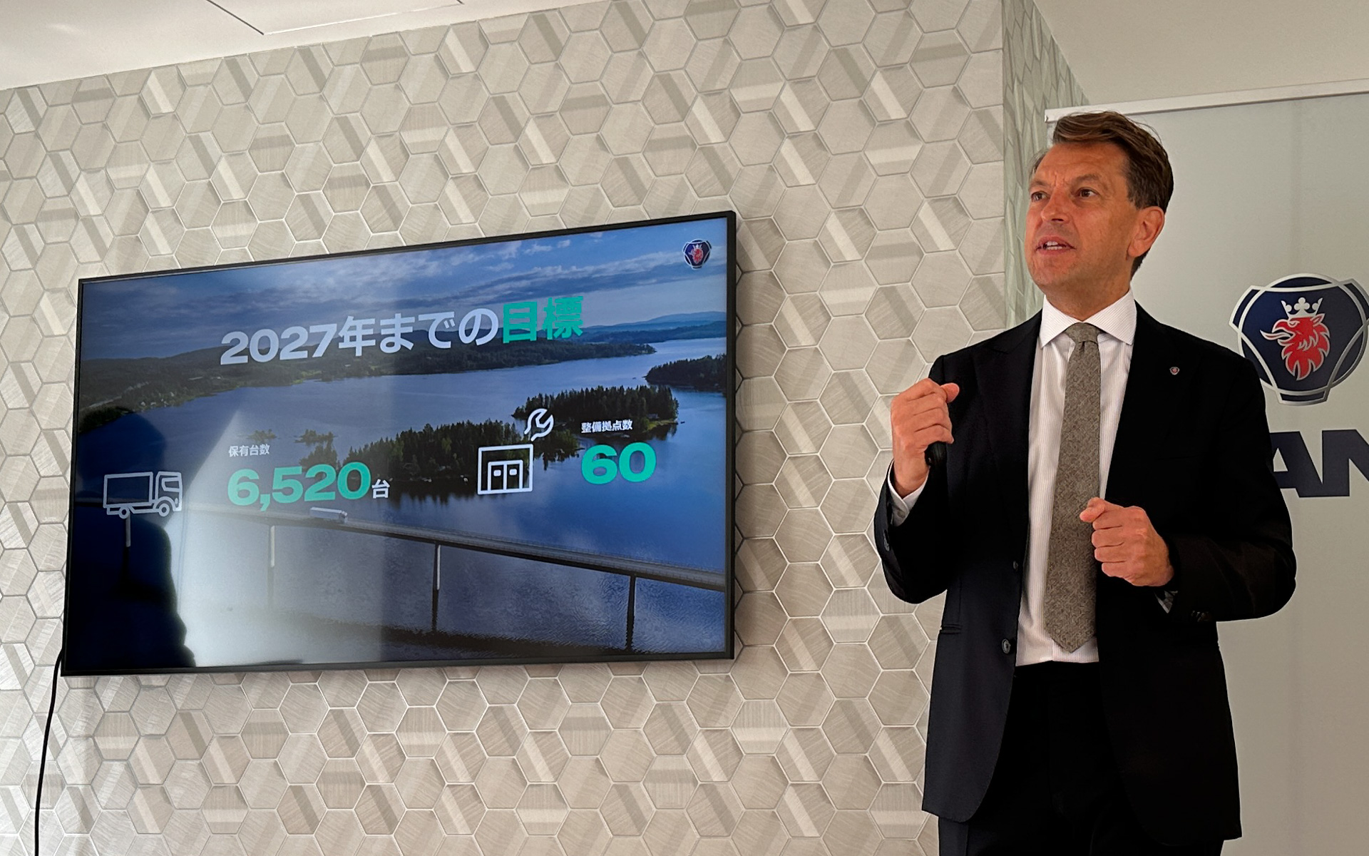 日本市場における2027年までの目標を説明した、スカニアジャパン株式会社 代表取締役社長のアラン・スーダン氏