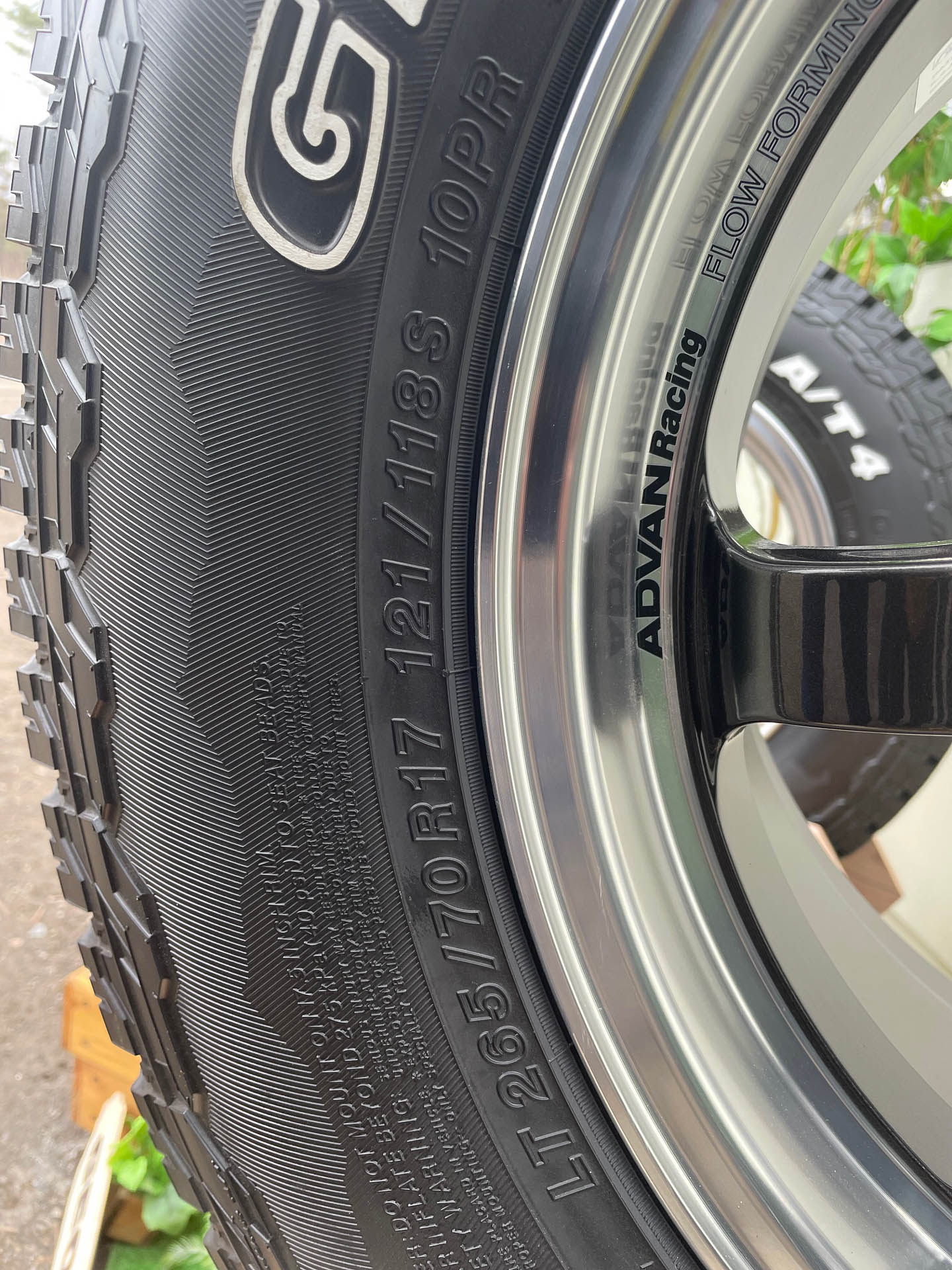 G018に表記されていたタイヤ表示。TRA規格表示で示されている。LTはLight Truck規格。サイズは265/70R17 121/118はロードインデックス、Sは速度レンジ、10PRという乗用車用と違って倍近いプライ数で頑丈に作られています