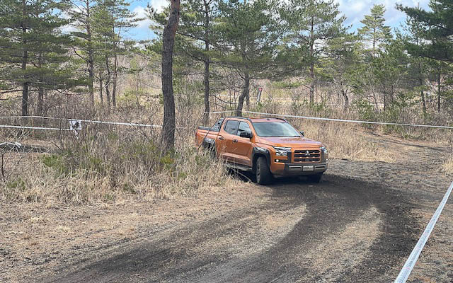 前日の雨で泥と化したコースをかき分けながら走るトライトン。G018 A/T4の泥はけも良好だった