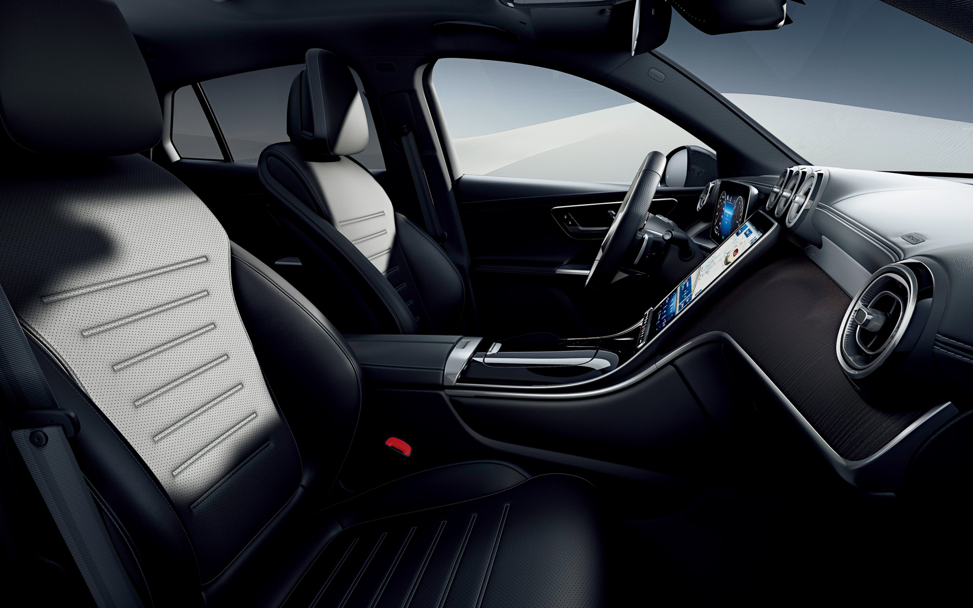 GLCクーペのインテリア。日本仕様は右ハンドルとなる