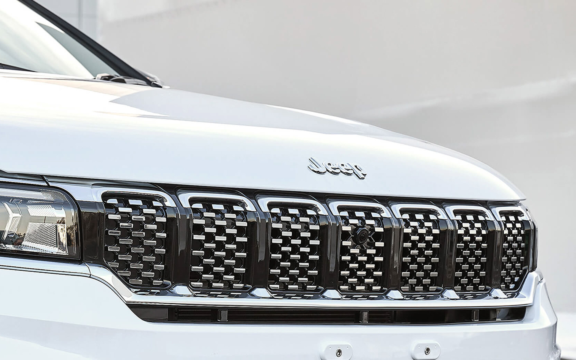 グロスブラック アクセント付きのクローム フロントグリル