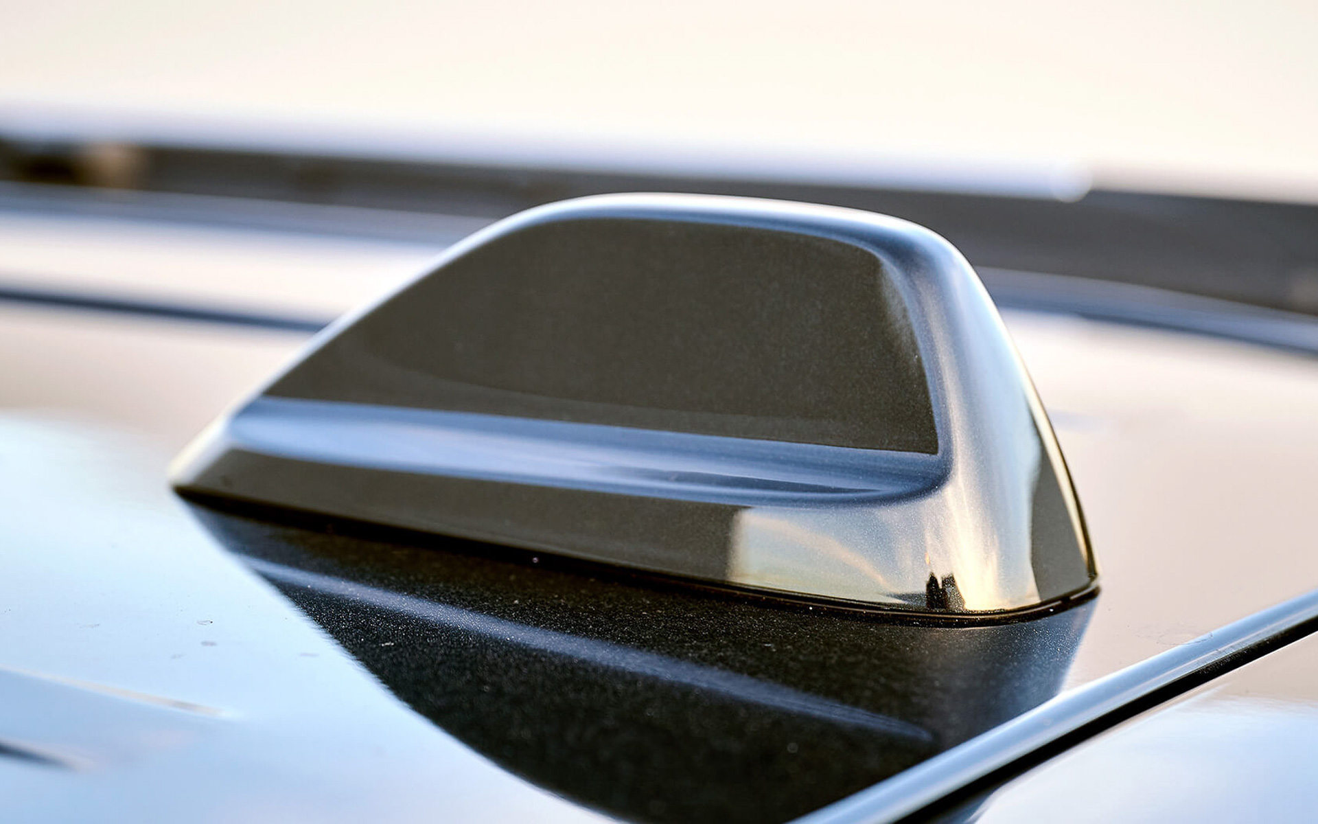 グロスブラック塗装のシャークフィンアンテナ