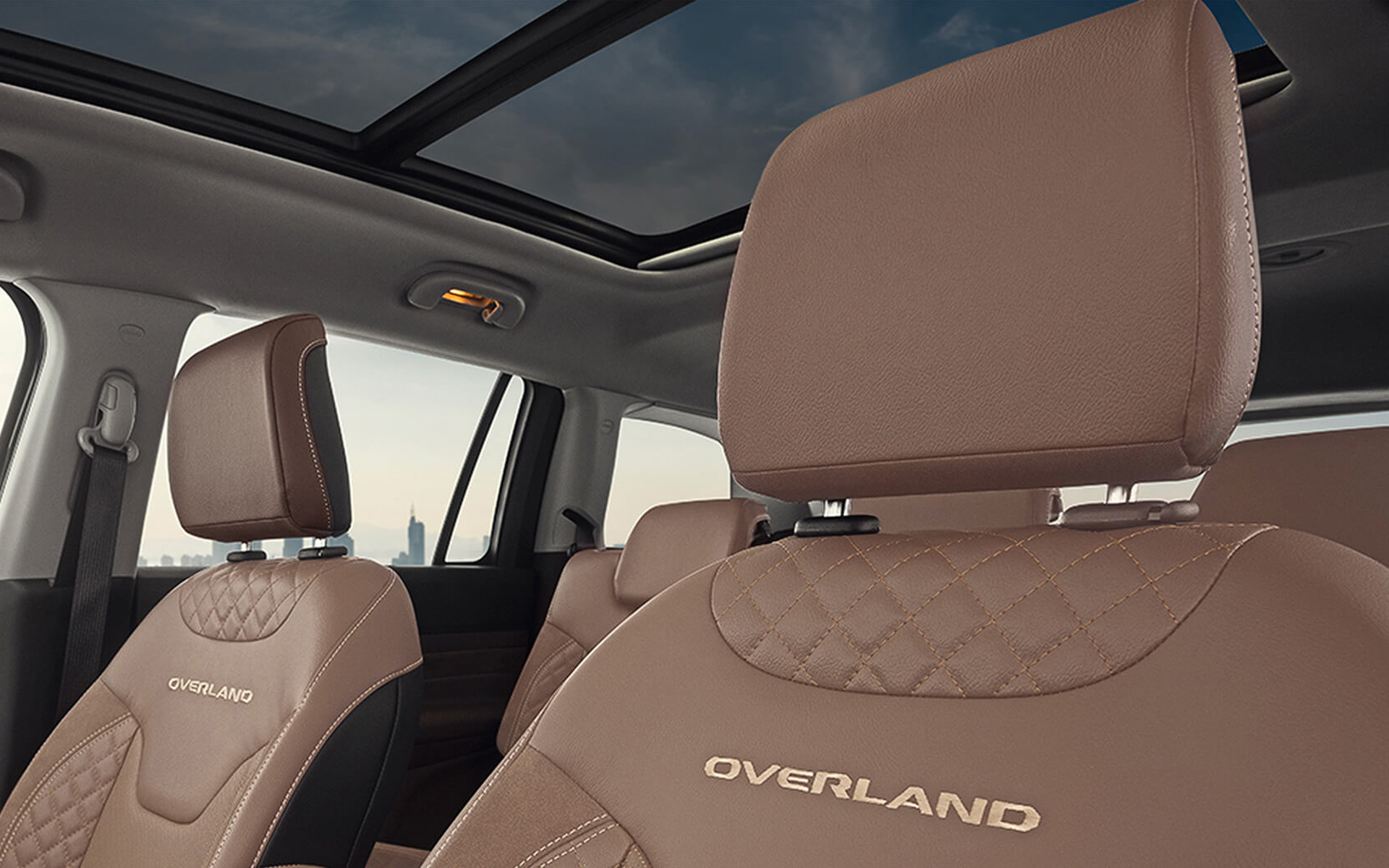 デュアル ペイン パノラミック サンルーフを標準装備