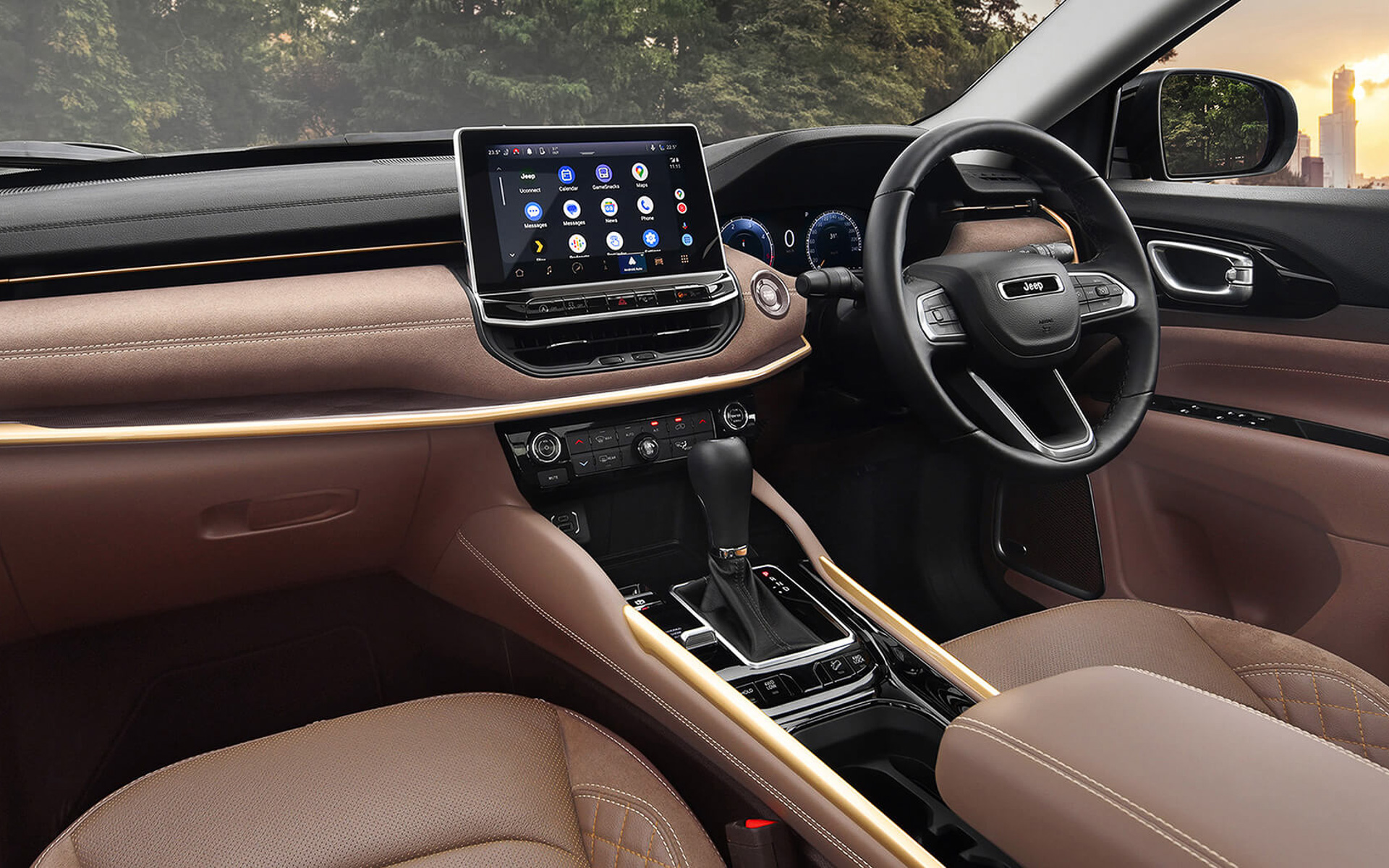 内装はエンペラドールブラウン色のスウェード素材をふんだんに用いた「プレミアムレザーシート」を採用