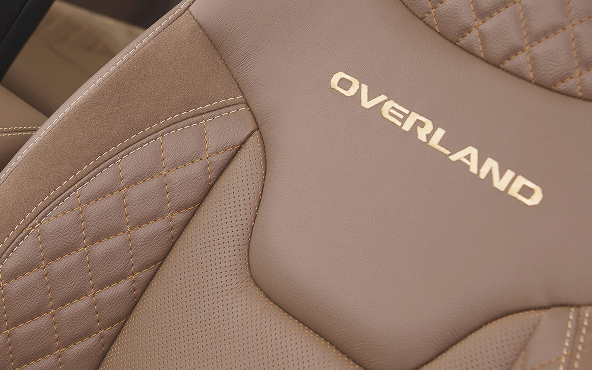 フロントシートには「OVERLAND」のロゴ刺繍が入る