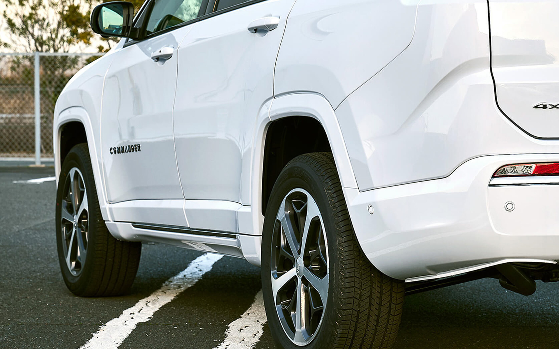 フロント/リアフェイシアやホイールフレア、シルモールディングはボディ同色となる