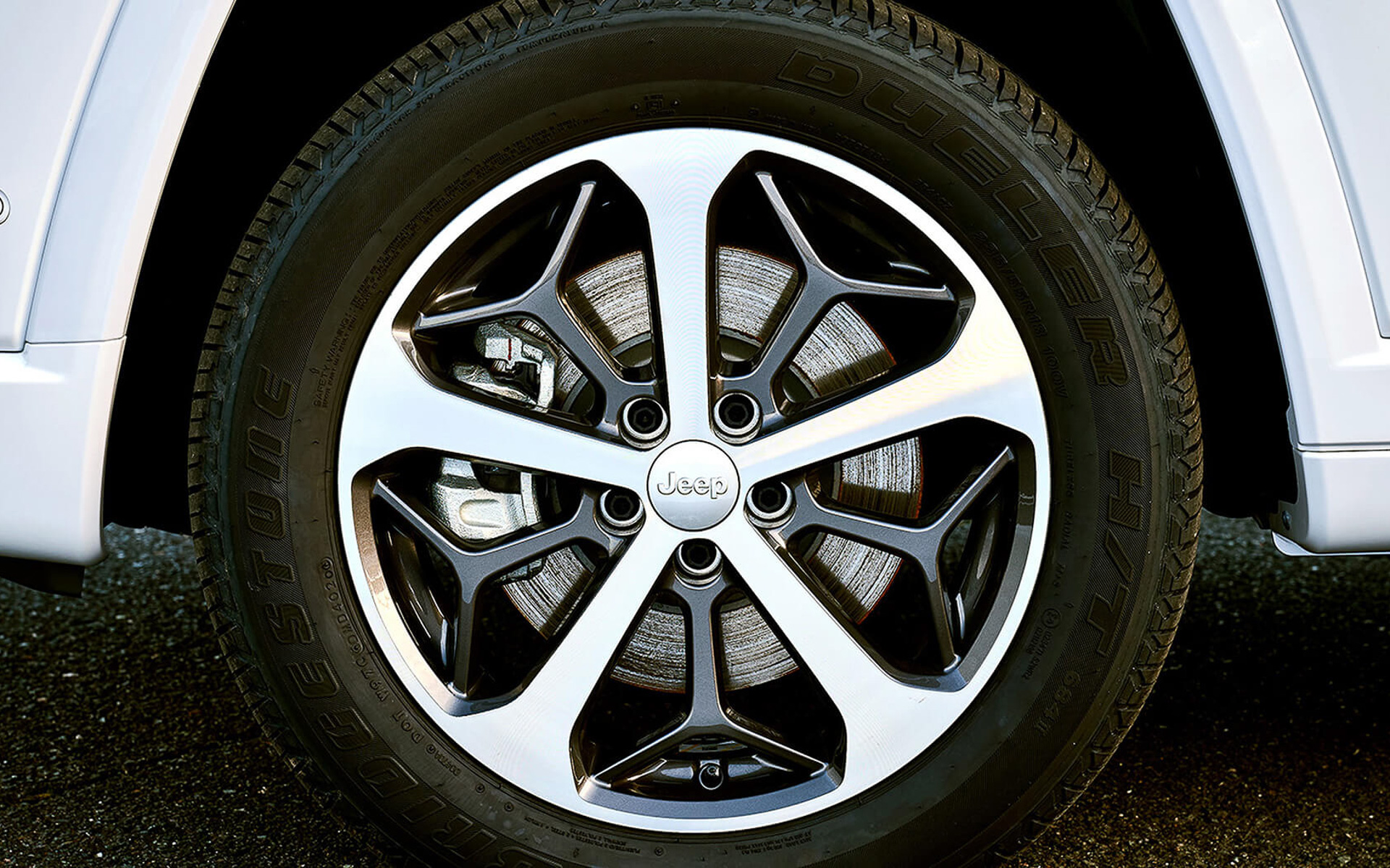 ダイヤモンドカット＆グラナイトクリスタルアクセント入り18インチ アルミホイール