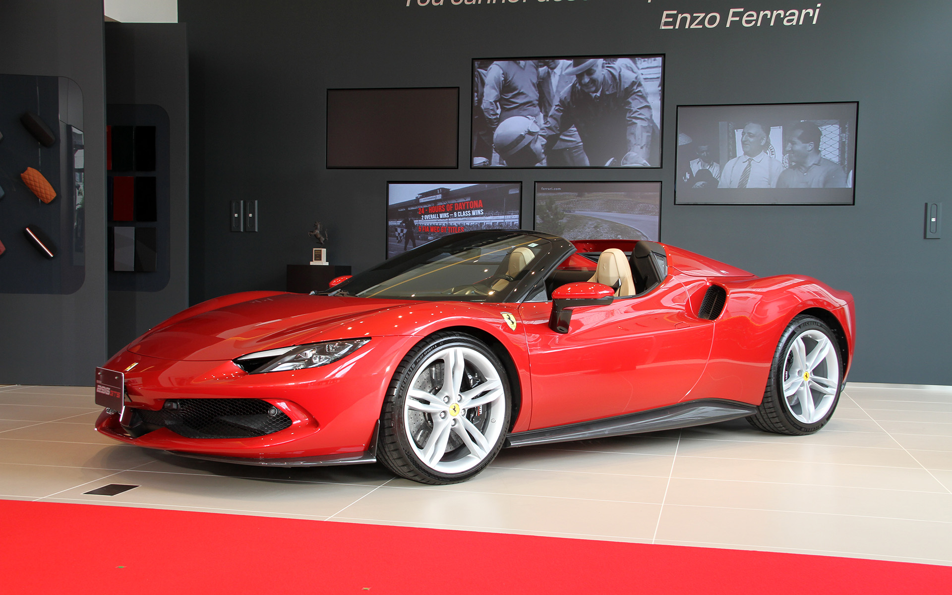 開所式当日には296 GTS、ローマ スパイダー、プロサングエが展示された