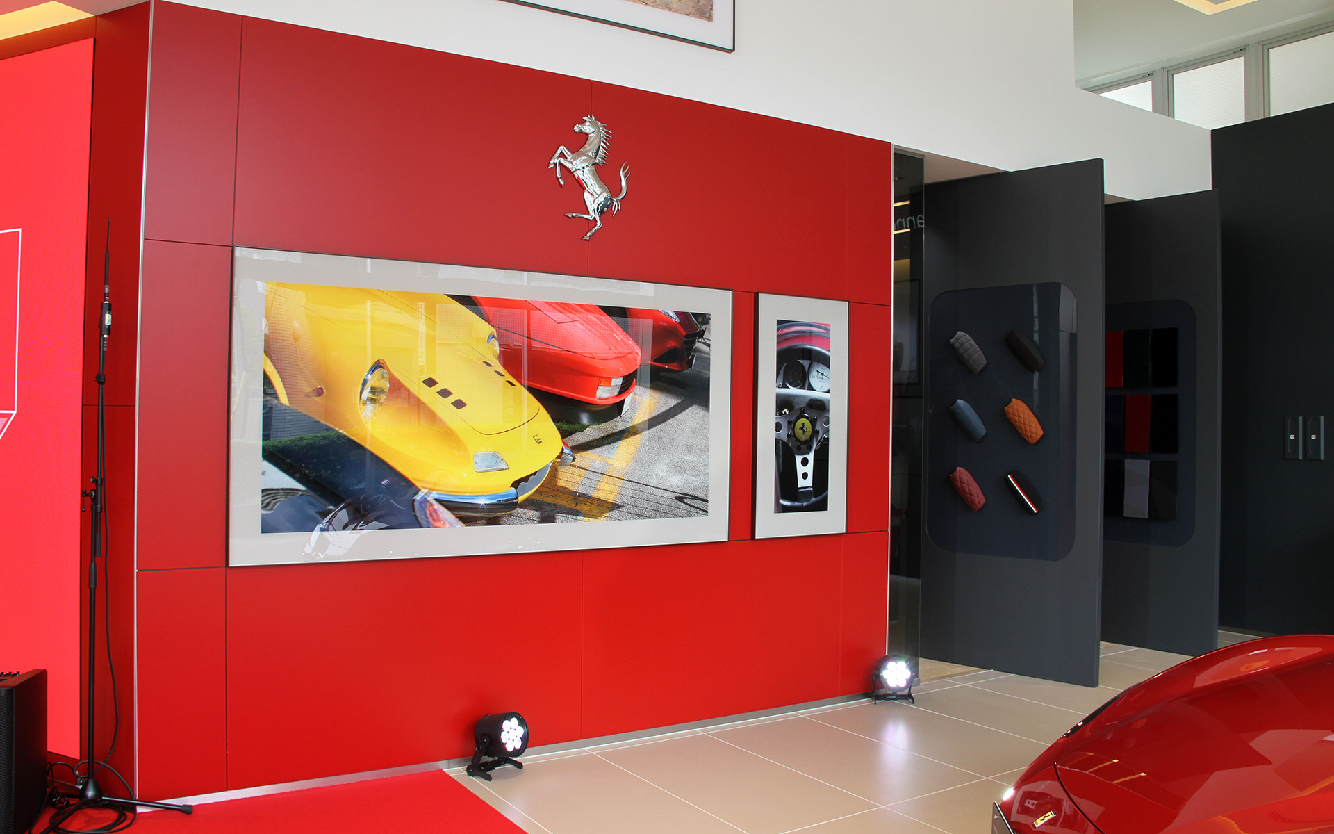 店内では車両の写真やインテリア小物、イタリア製の最高級家具を配したラウンジを備えるなど、ブランドエクスペリエンスを最大限に演出