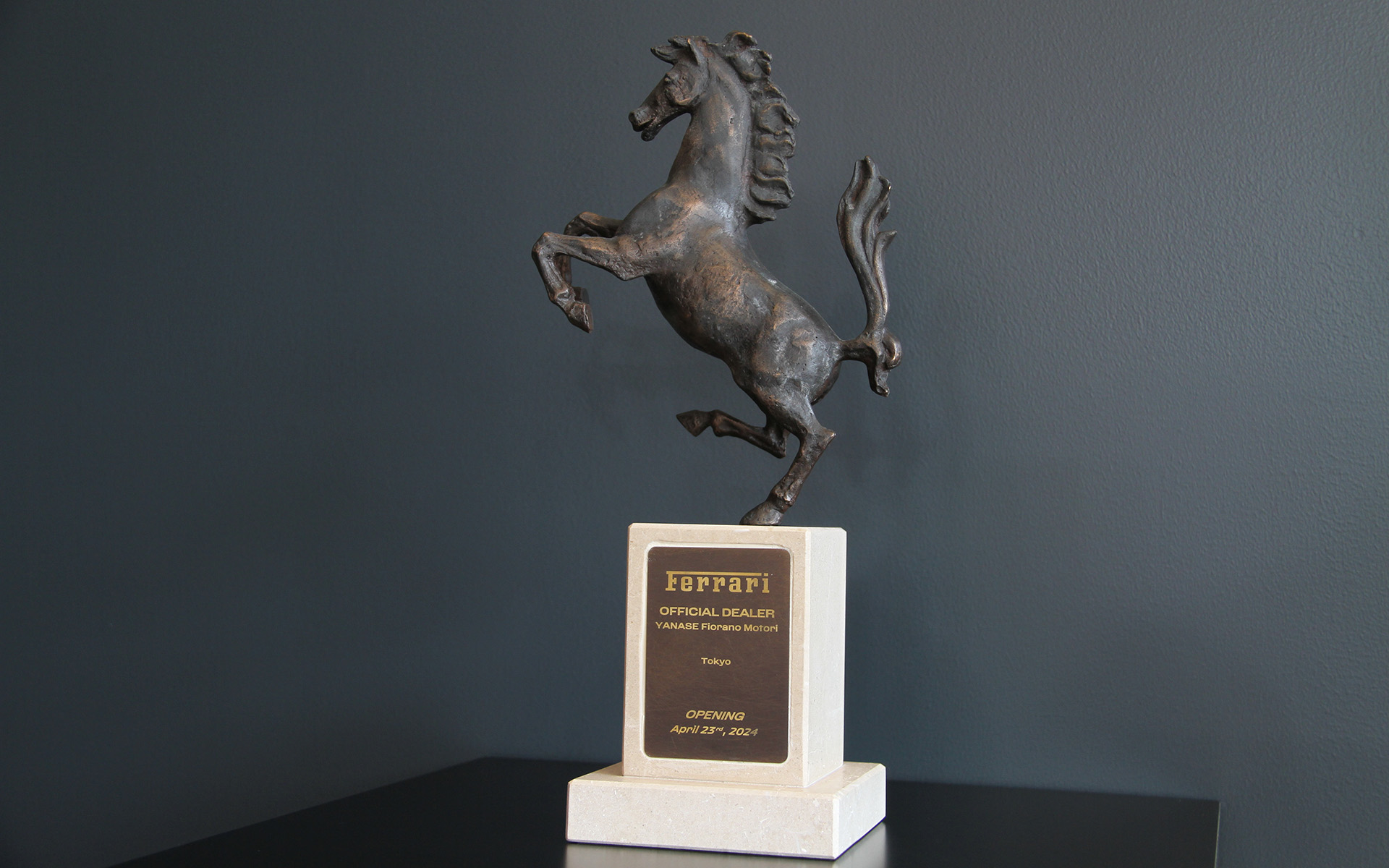 ロマニエッロ氏から森田社長にはフェラーリのオフィシャルディーラーである証のトロフィーも贈られた