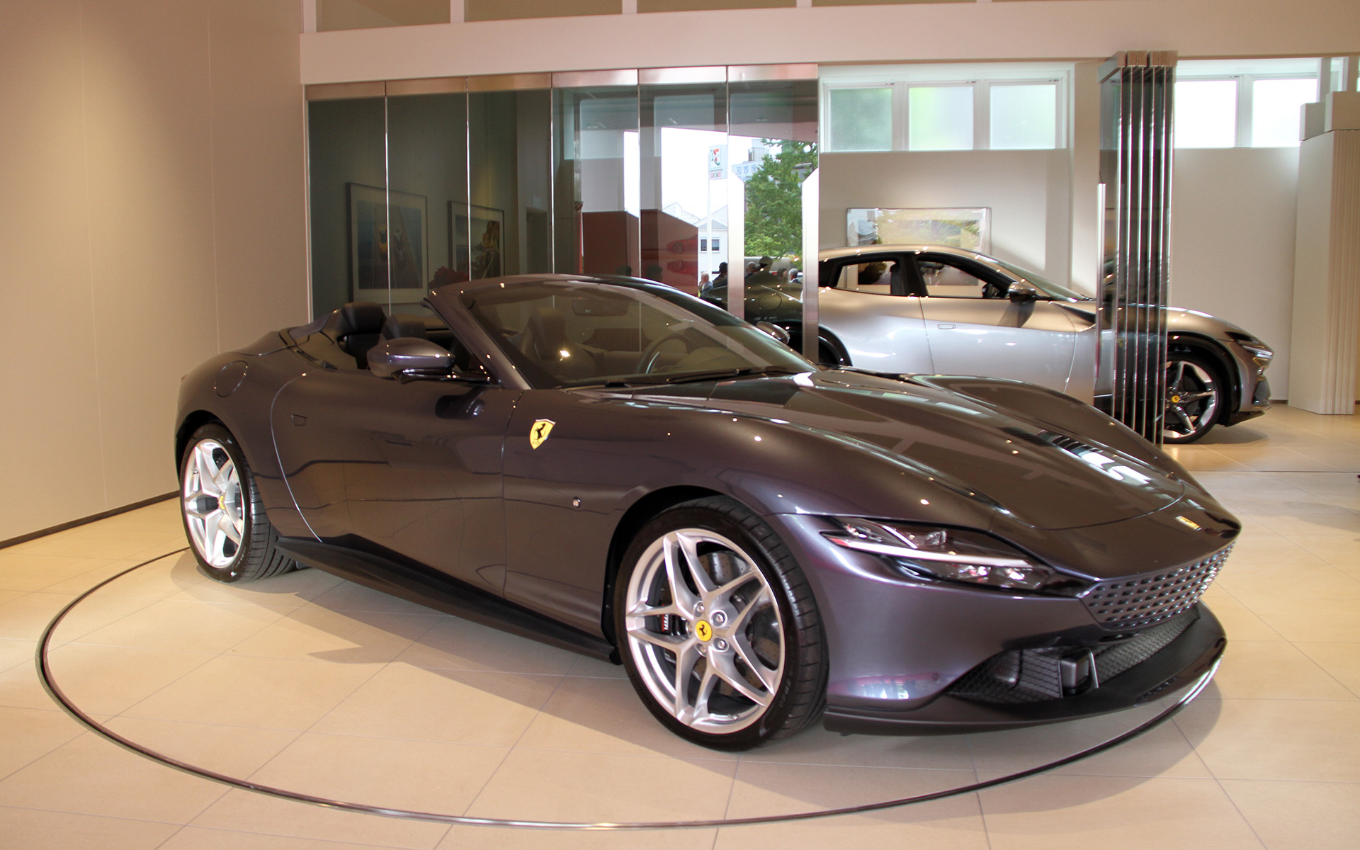 開所式当日には296 GTS、ローマ スパイダー、プロサングエが展示された