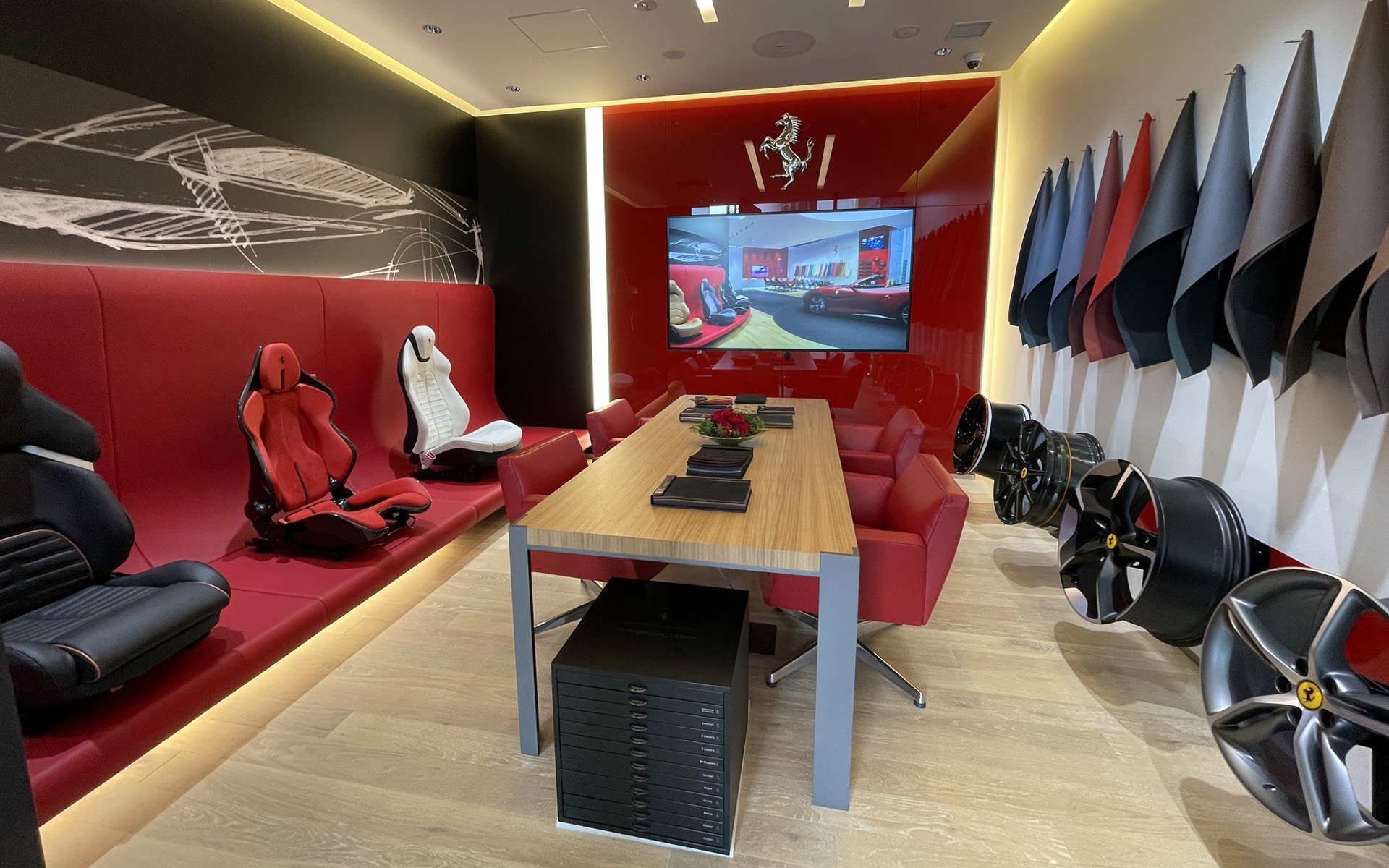 店内では車両の写真やインテリア小物、イタリア製の最高級家具を配したラウンジを備えるなど、ブランドエクスペリエンスを最大限に演出