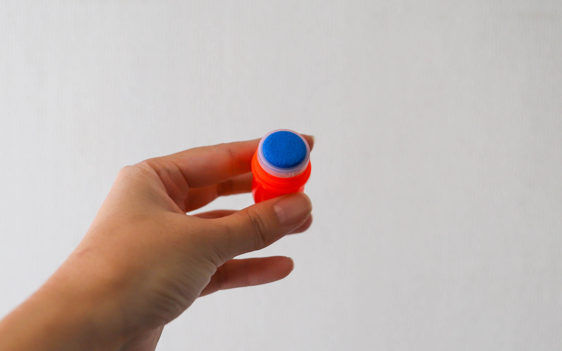 クルマに使うガラコを小さくしたようなデザインのiガラコ。毎回、使う前は青いスポンジ面を上にして、ティッシュで押してから使用する