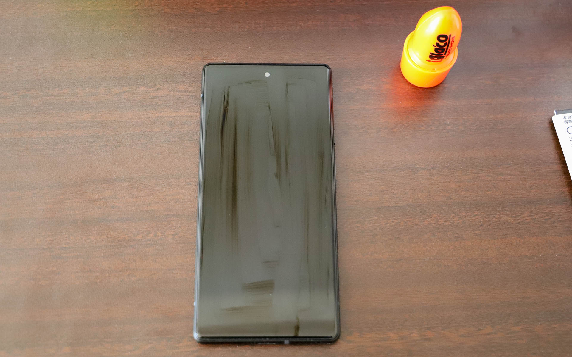 iガラコを塗ったのは画面サイズが6.4インチのGoogle Pixel 6。施工時はスマホの電源を落とし、画面の中心から外側に向かってiガラコをヌリヌリ。ムラがある場合はティッシュで軽くふくだけでOK。速乾性があるものの、指で触れるようになるまで約30分は硬化が必要なので、お風呂に入る前や寝る前に作業をするのがよいかもしれない