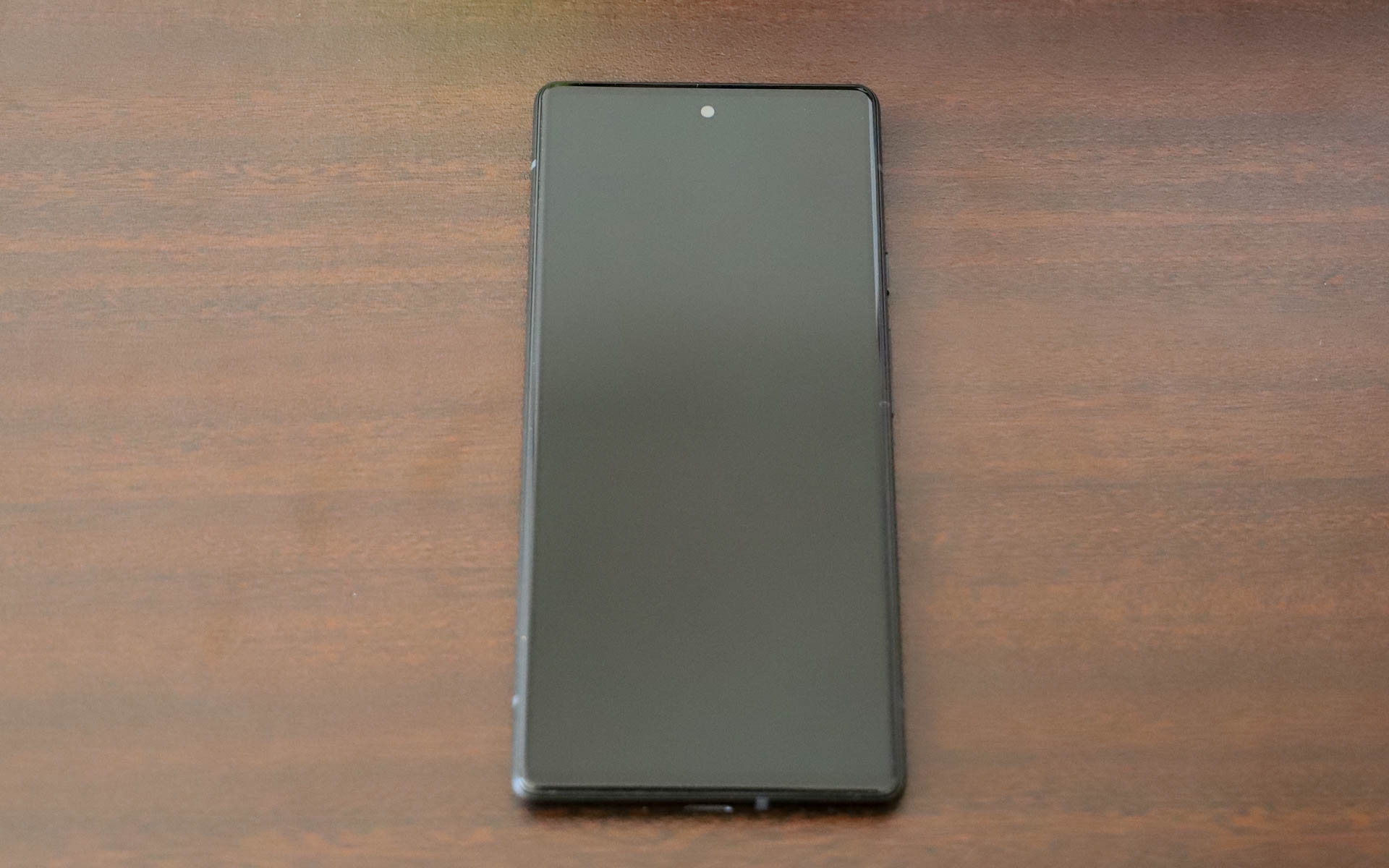 施工後は画面がツルツルピカピカになり、操作面では麻雀アプリで牌をスワイプして切りやすくなったように感じている。ちなみに、クルマ用のガラコをスマホに塗ると、逆に皮脂がつきやすくなってしまう可能性があるそうなので注意！