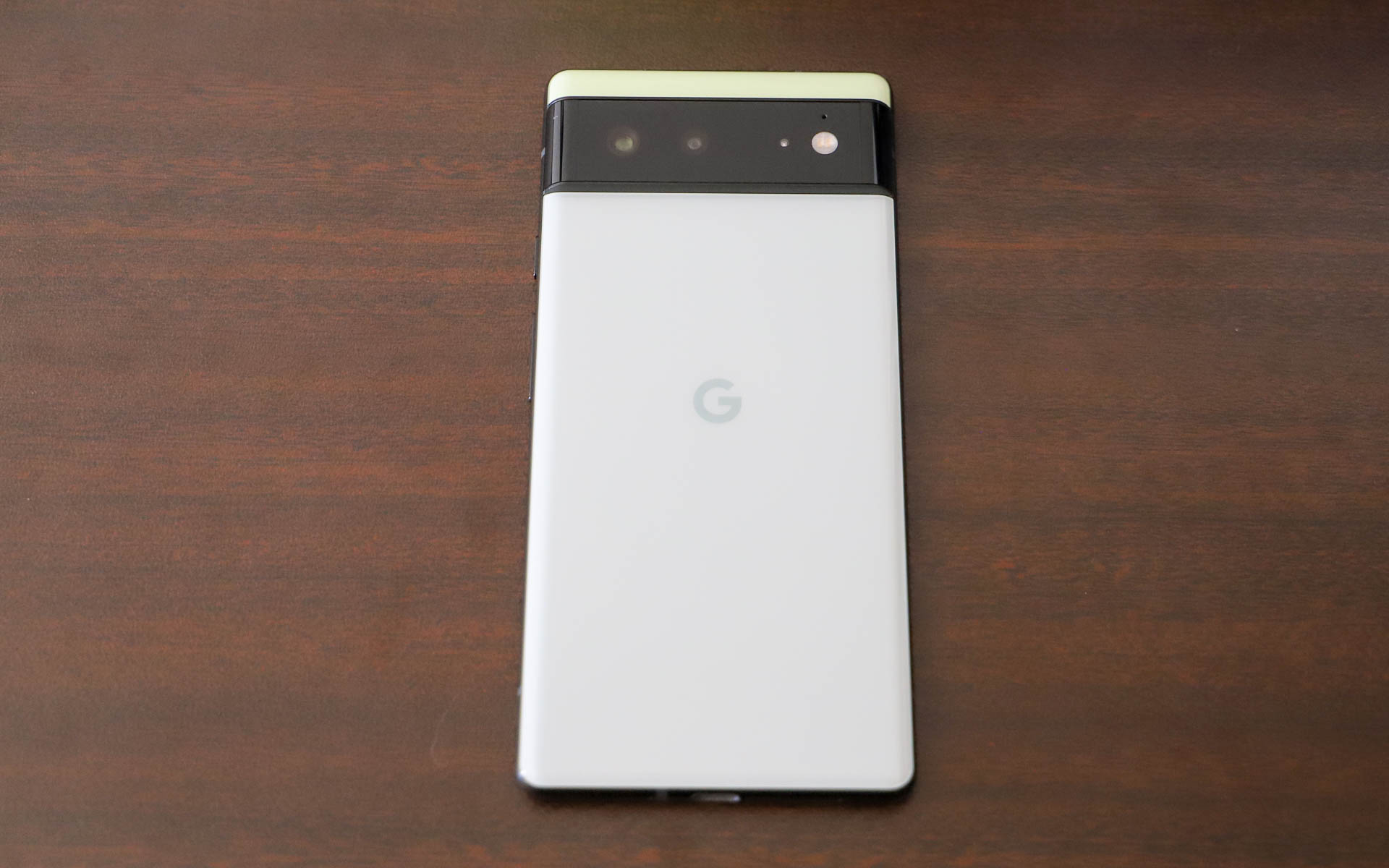 ちなみにガラス製の場合は背面にも施工可能。背面はカバーを付ける人が大半で、施工する人はあまりいないと思うが……